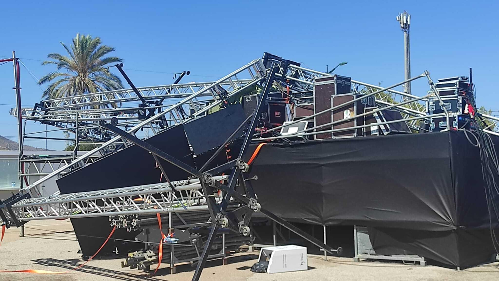 El puente de luces sobre el escenario.