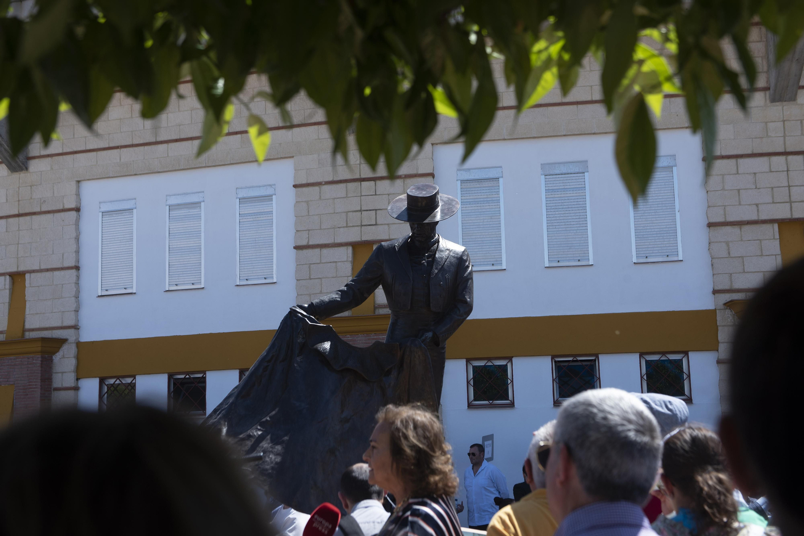 La Inauguración del monumento a Curro Romero en la plaza de toros de La Algaba, en imágenes
