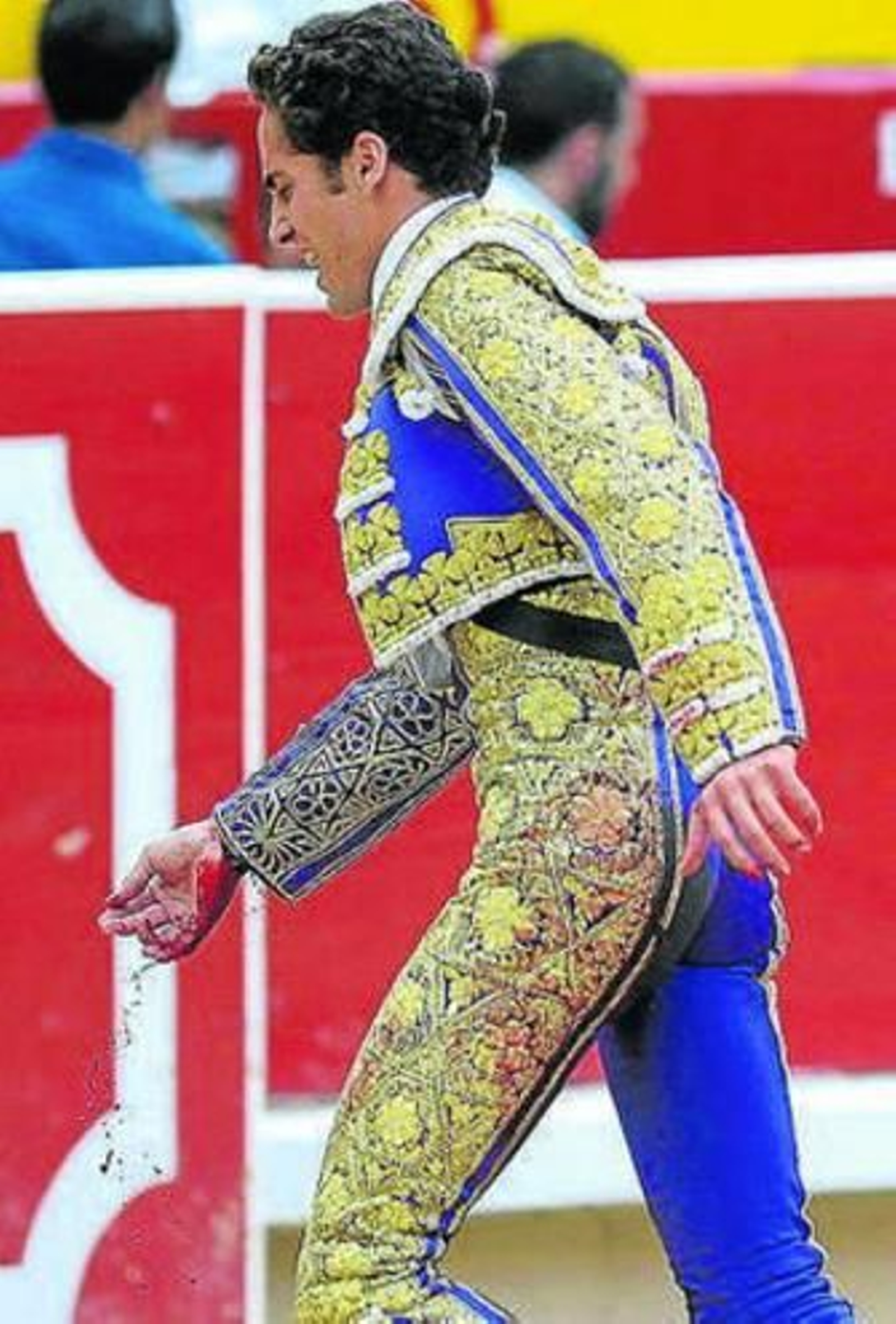 Posada, con la mano ensangrentada.