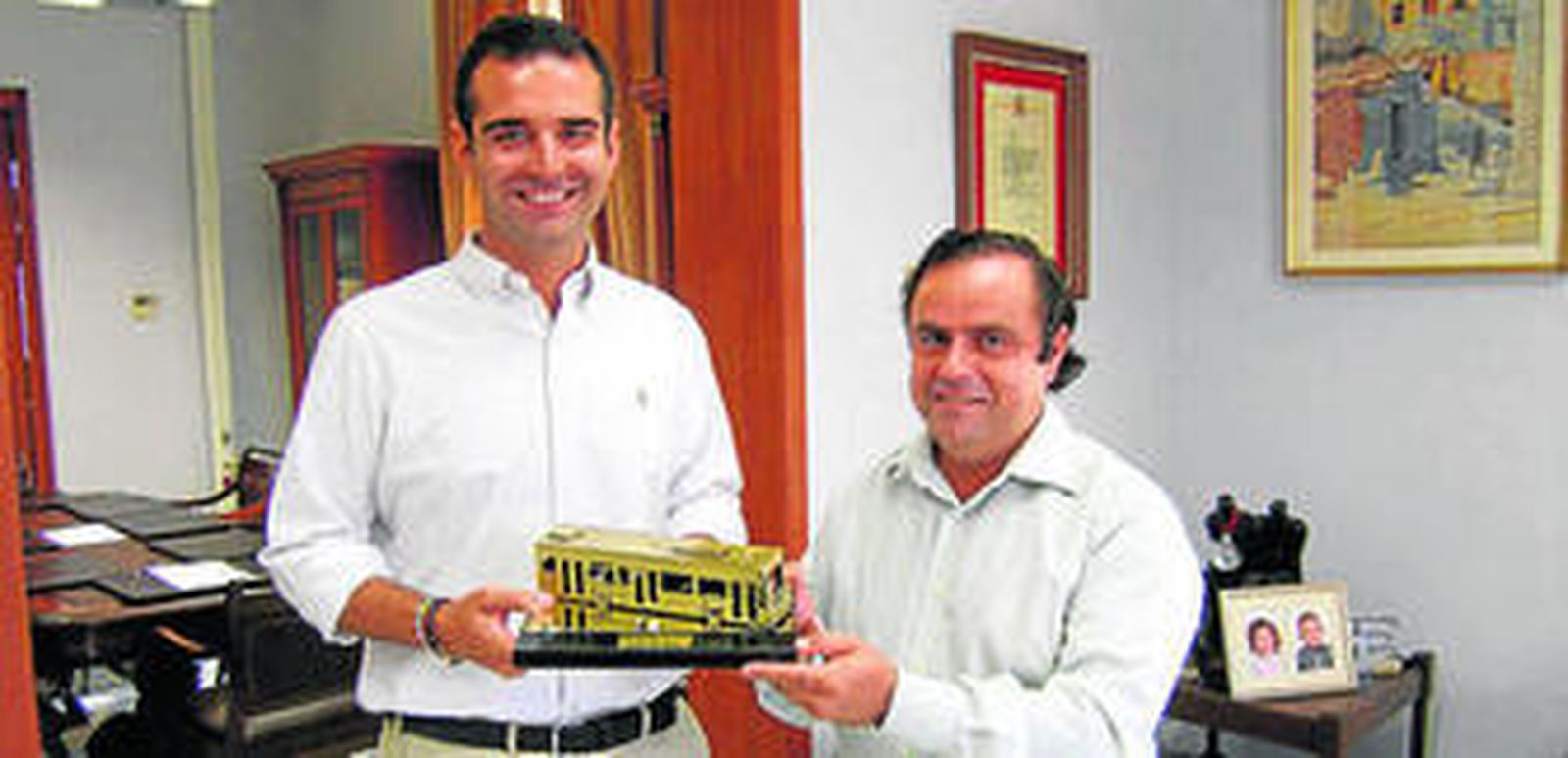 Maqueta entregada por el director en el Arco Mediterráneo de Alsa al alcalde.