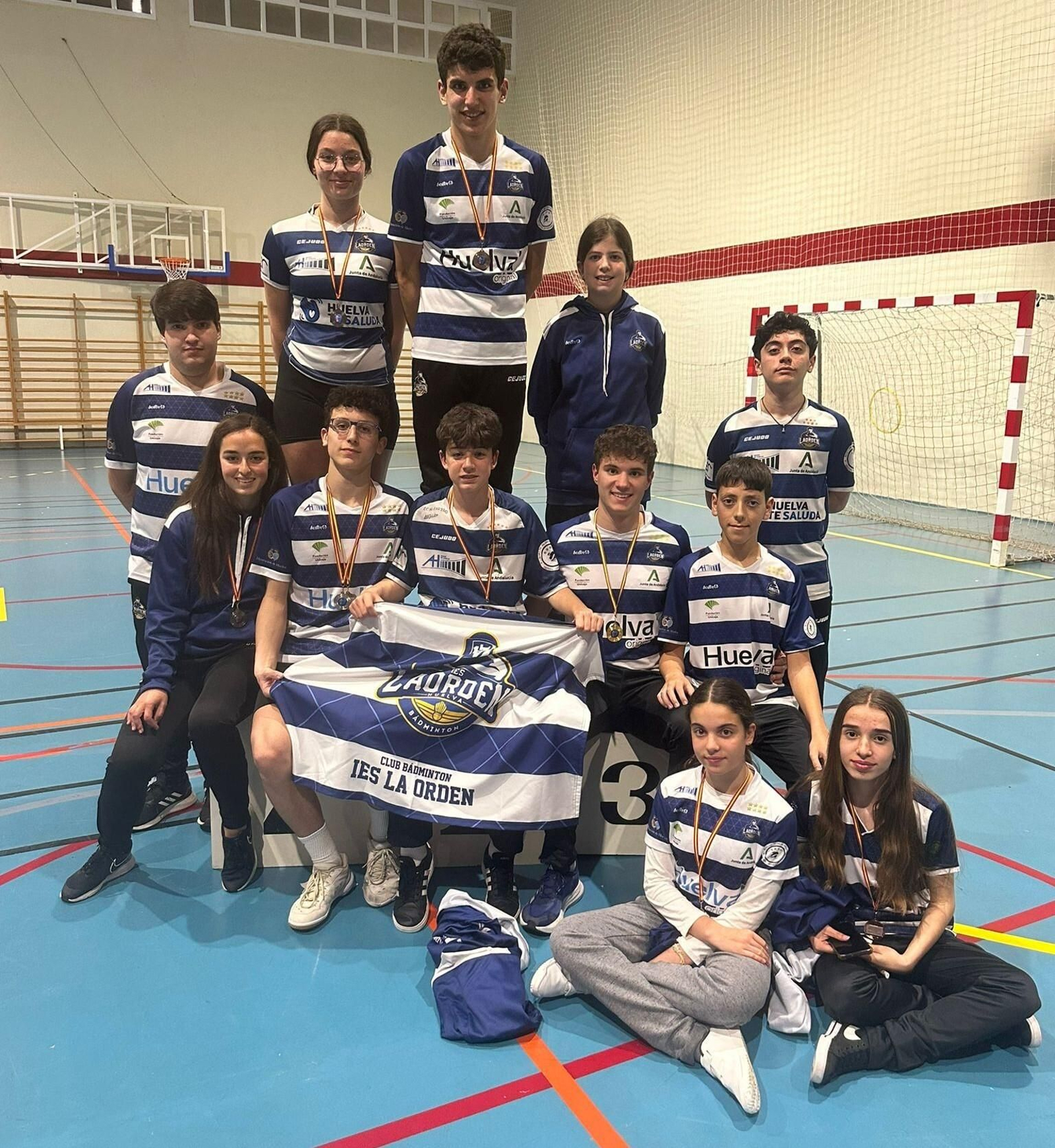 Los representantes del Recre IES La Orden posan con las medallas conseguidas.