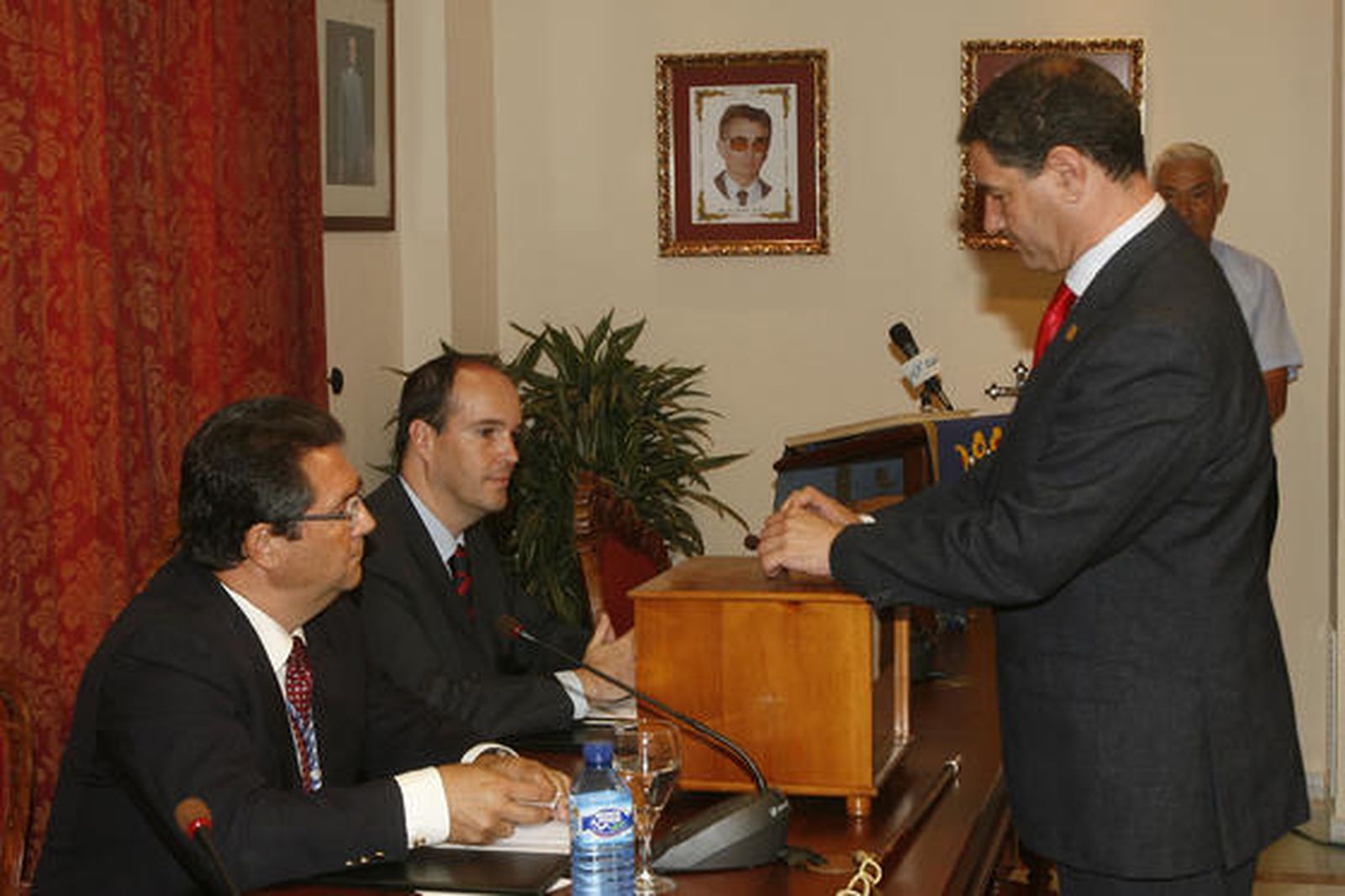 Antonio Peña toma el mando en el Ayuntamiento de Chipiona tras la renuncia de Isabel María Fernández.

Foto: Borja Benjumeda