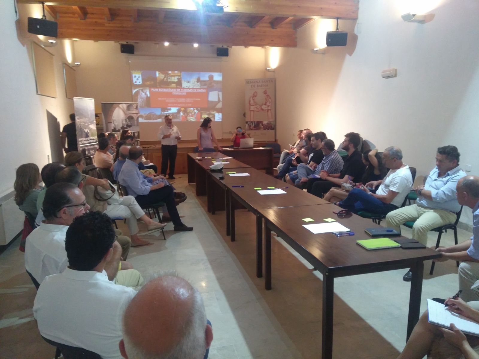 Mesa de debate en el Museo del Olivar y el Aceite.