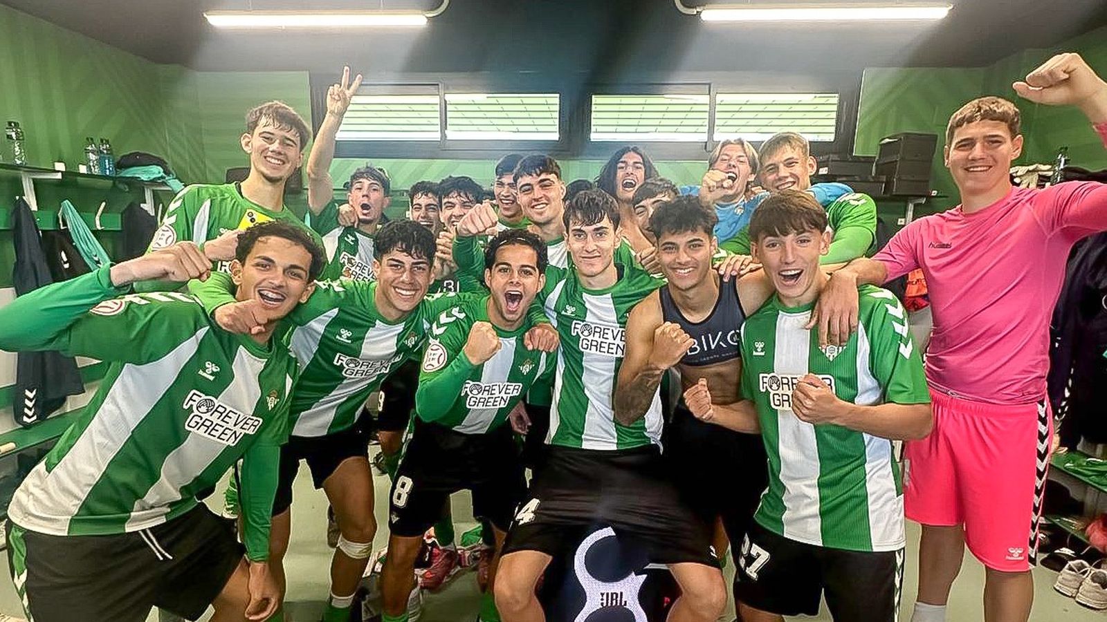 Los juveniles del Betis celebrando los resultados del año 2026