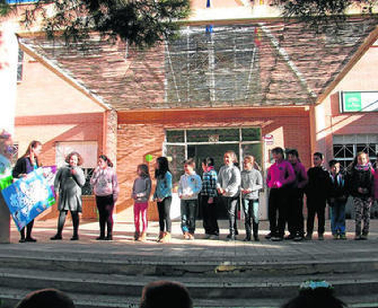 El centro educativo se encuentra en el término municipal de Alicún pero es compartido por ambos municipios.