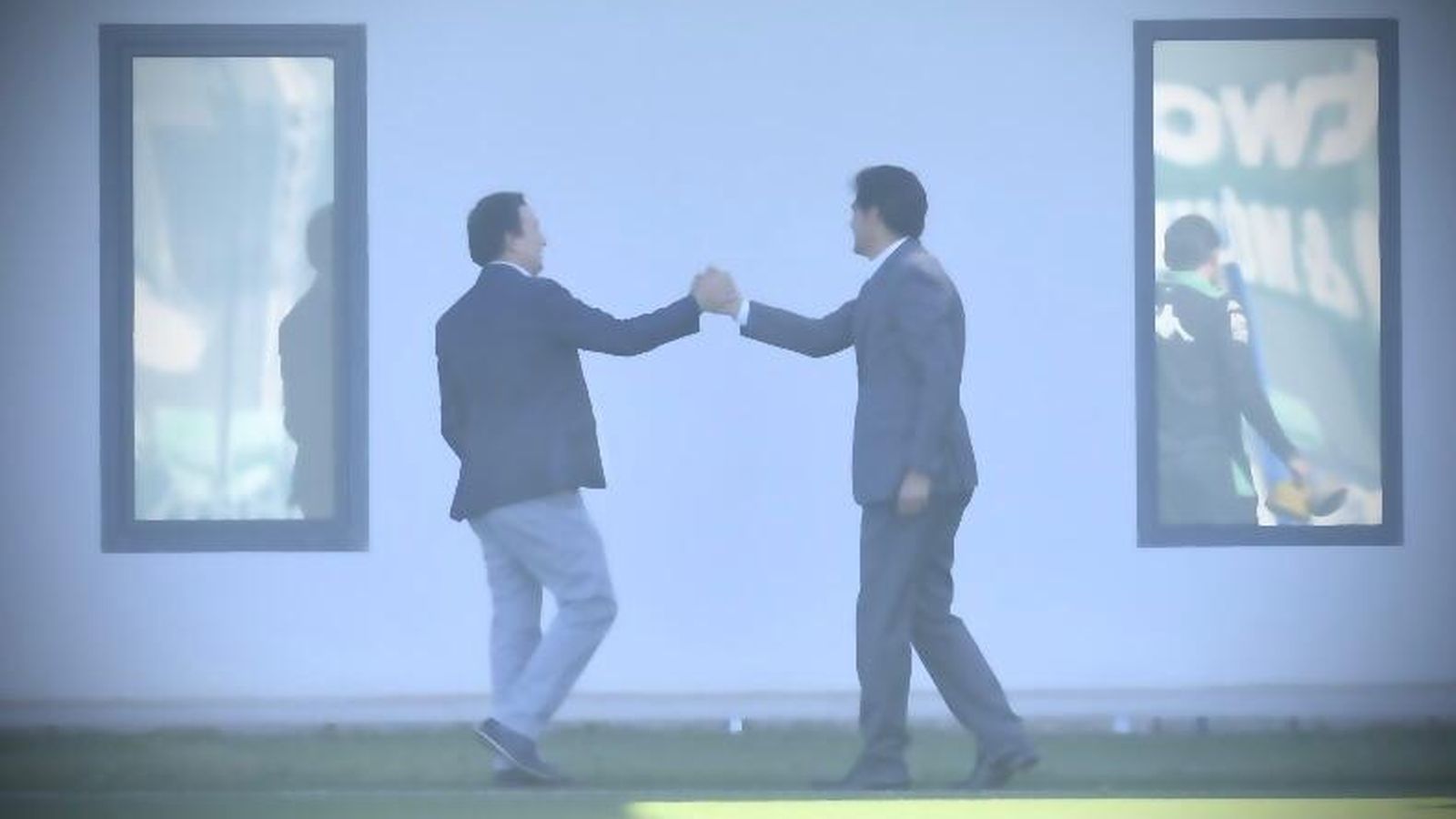 Ángel Haro saluda a José Miguel López Catalán.