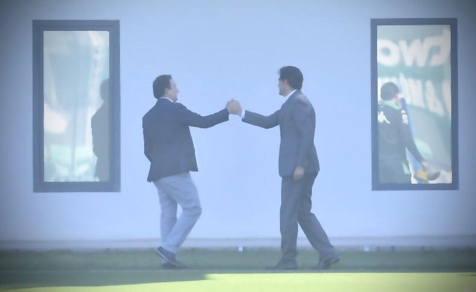 José Miguel López Catalán y Ángel Haro se saludan en un entrenamiento reciente en la ciudad deportiva.