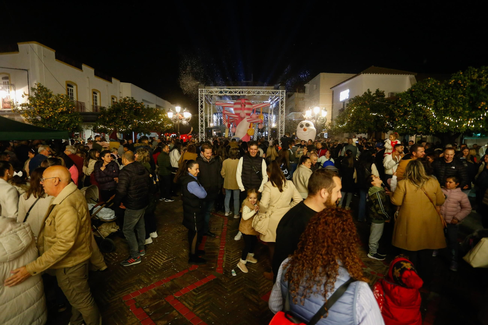 Fotos del encendido del alumbrado navideño en Los Barrios y la gran nevada artificial