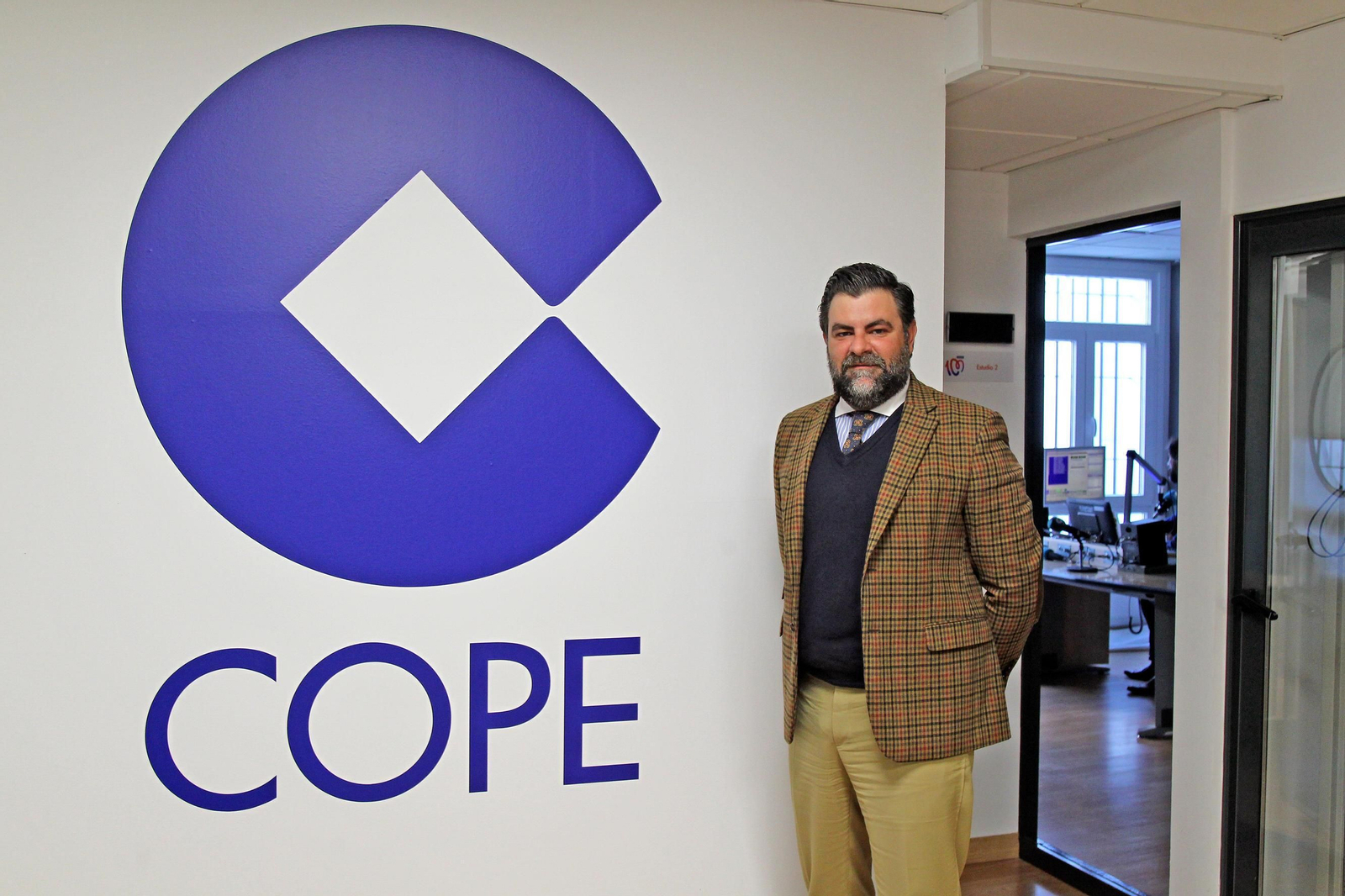 1. Angel Alfonso, actual director de COPE en Jerez. 2 y 3. Uno de los estudios de la emisora en plena actividad. 4. Andrés Cañadas, quien fuera responsable de la cadena en la ciudad durante más de un cuarto de siglo. 5. Las instalaciones de Cruz Vieja con el antiguo anagrama en las alturas. 6. Dos rostros emblemáticos del periodismo local: Juan de la Plata y Manolo Yélamo.