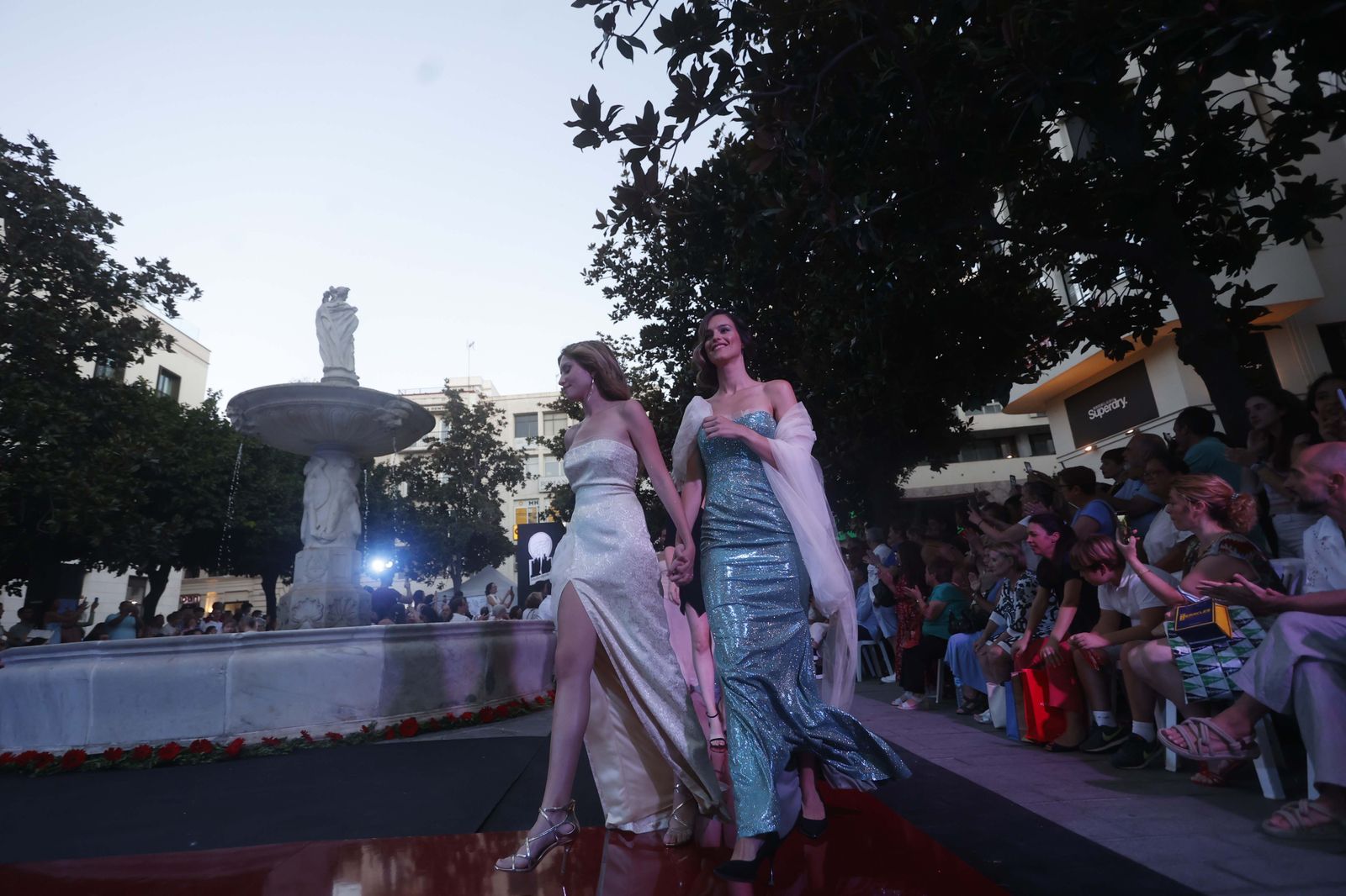 Las imágenes del Desfile de Jóvenes Diseñadores en la Plaza de la Magdalena