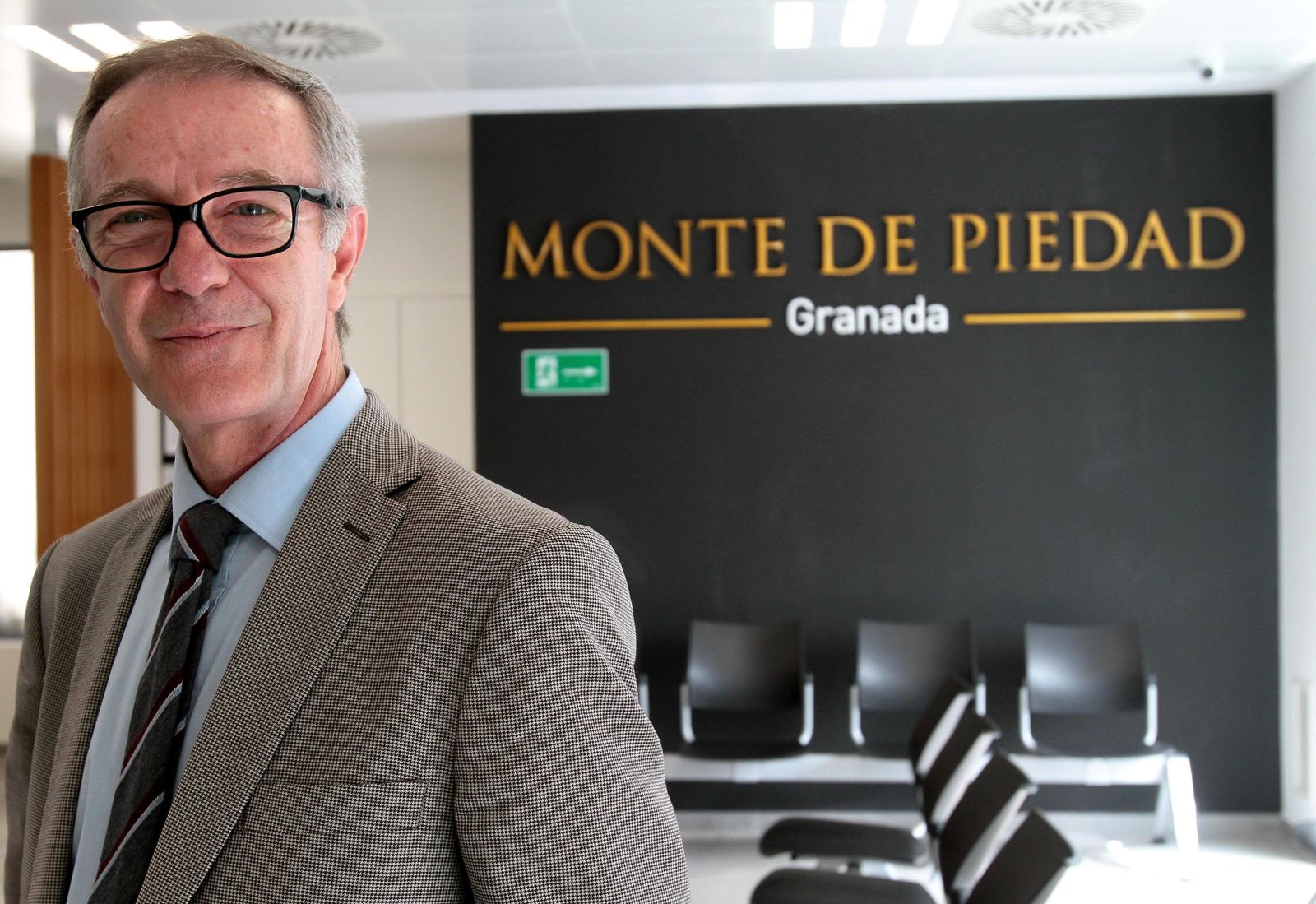 El director de la Fundación Montemadrid, José Guirao, en la nueva oficina del Monte de Granada.