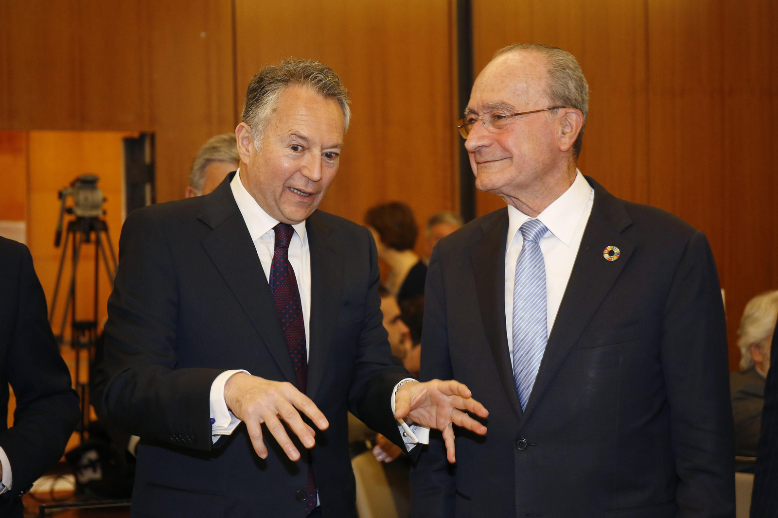 Las imágenes del foro joly con Elías Bendodo