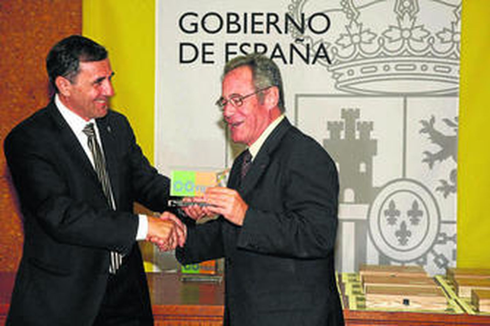Reciben su condecoración Antonio Molina (arriba) y  Francisco Escribano, presidente de Cruz Roja.