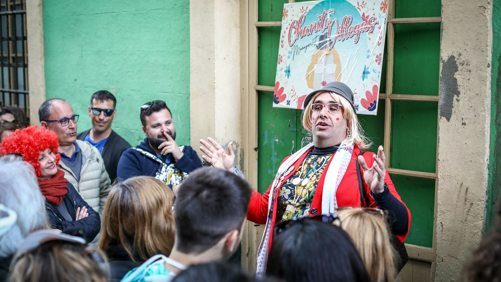 'Chanita Villegas', la representante de los carnavaleros, frente a la Salle Viña.