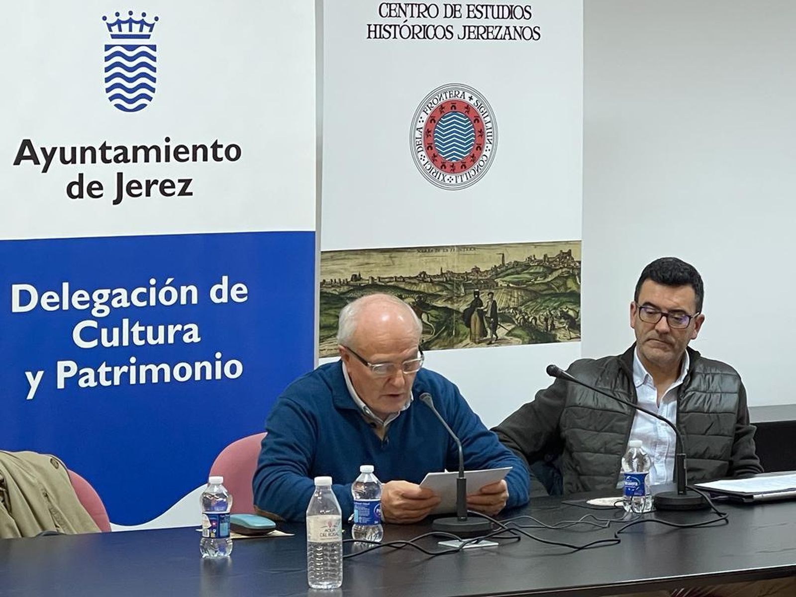 Un momento de la conferencia de Ángel Custodio, junto a Miguel Ángel Borrego.