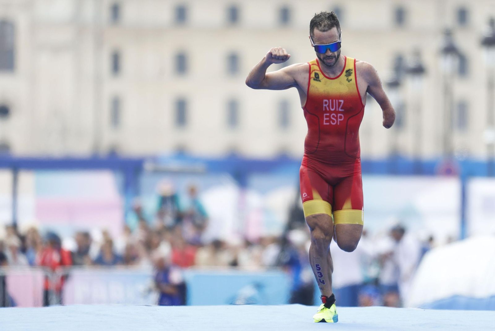 El triatle almeriense llegando a línea de meta a la conclusión de la prueba en la capital francesa.