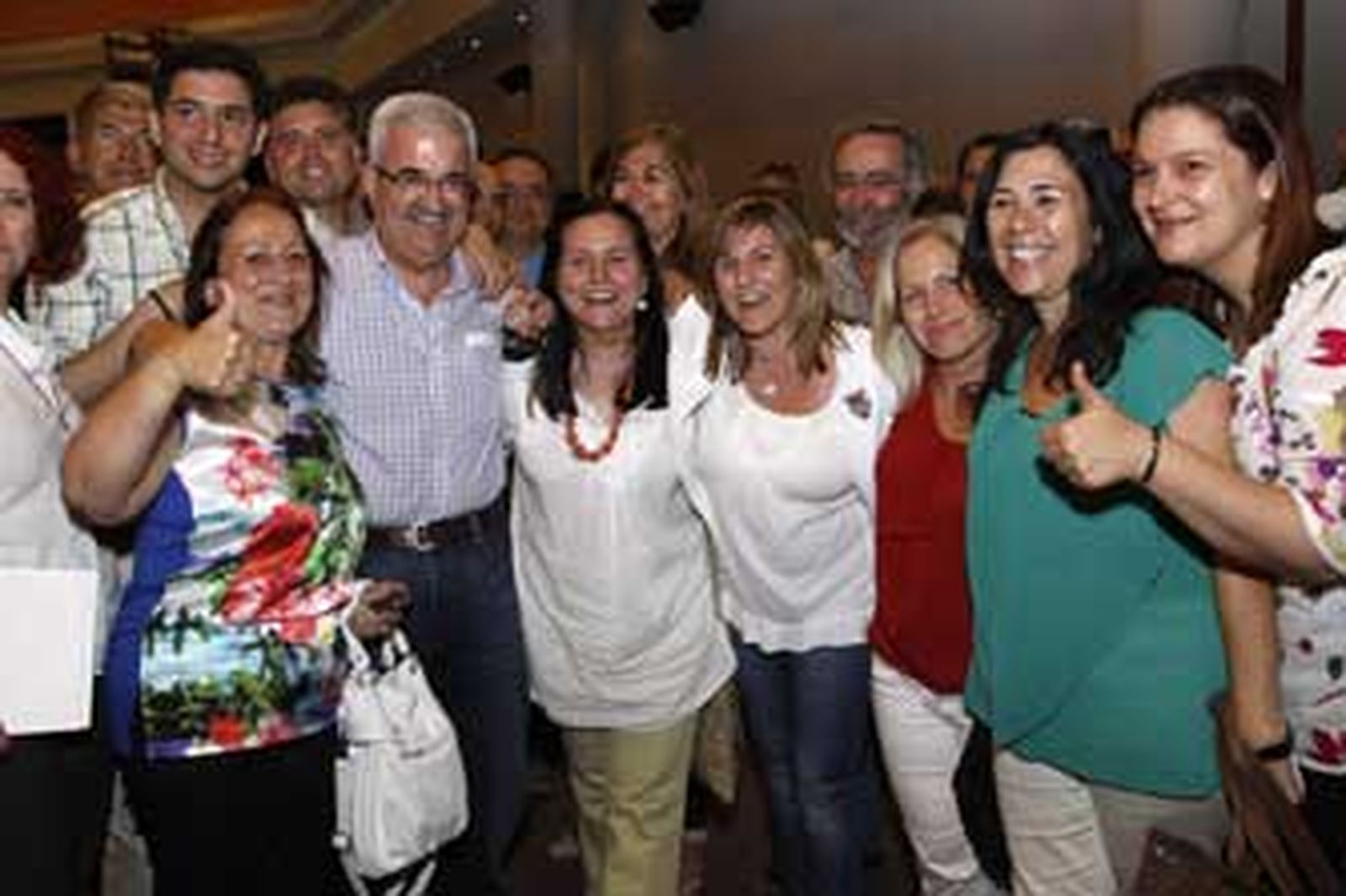 Un grupo de delegados griñanistas, entre ellos Jiménez Barrios e Irene García, celebrando su victoria. /Sonia Ramos