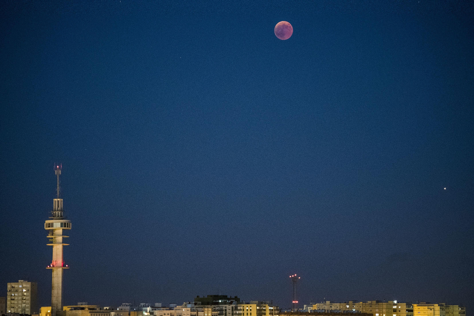 Cádiz bajo el eclipse de luna
