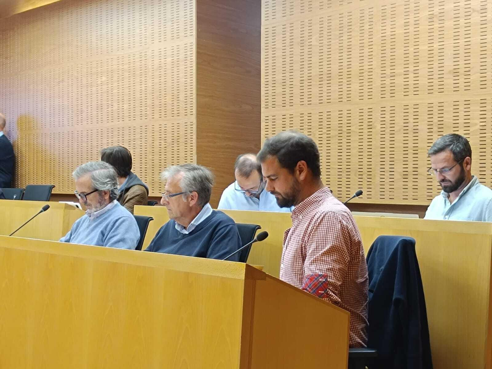 Los ediles de Vox El Puerto,  en la primera bancada en la imagen.