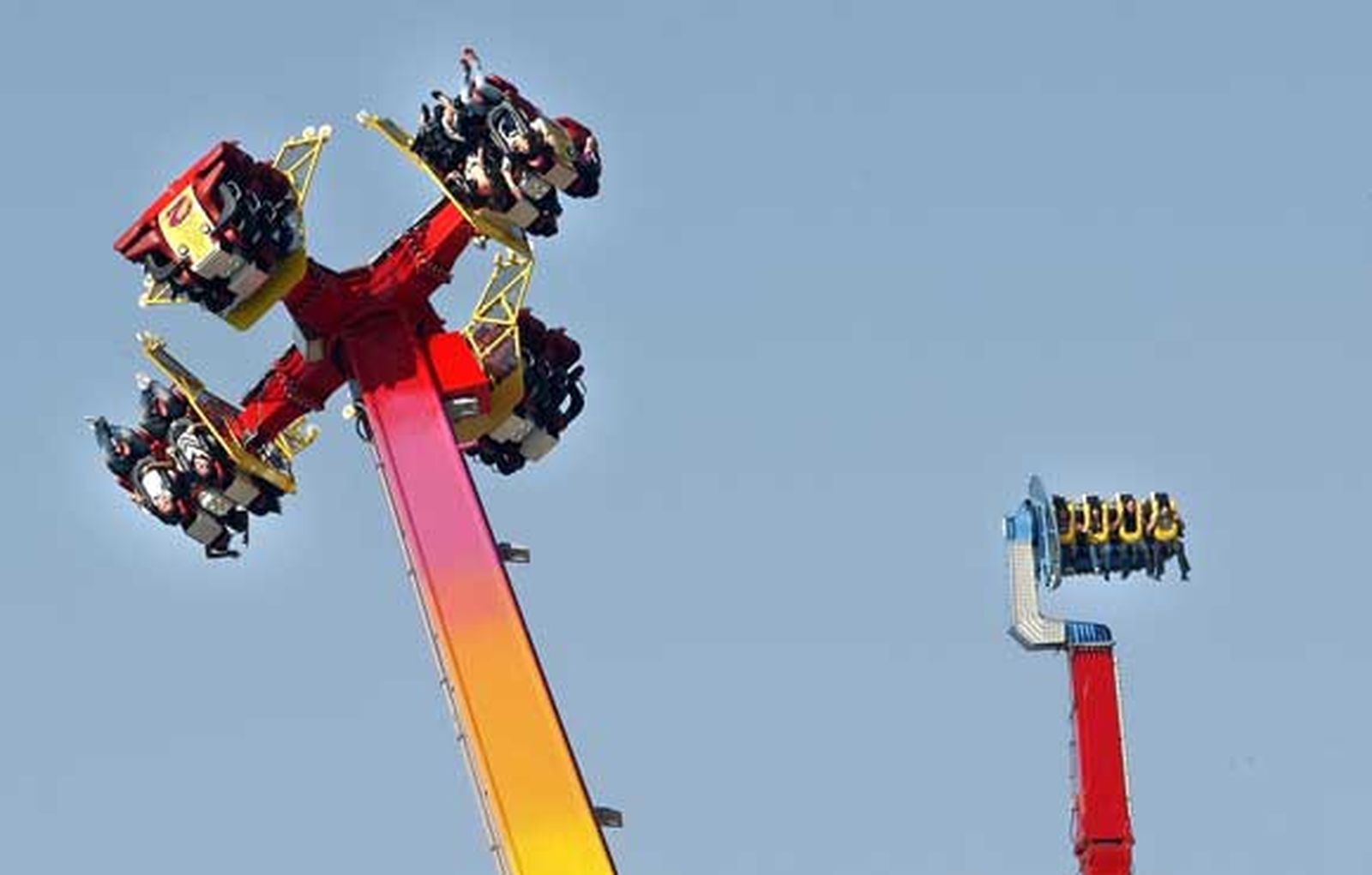 Dos de las atracciones para los más atrevidos en la 'Calle del infierno'./Fotos:Fito Carreto

Foto: Fito Carreto
