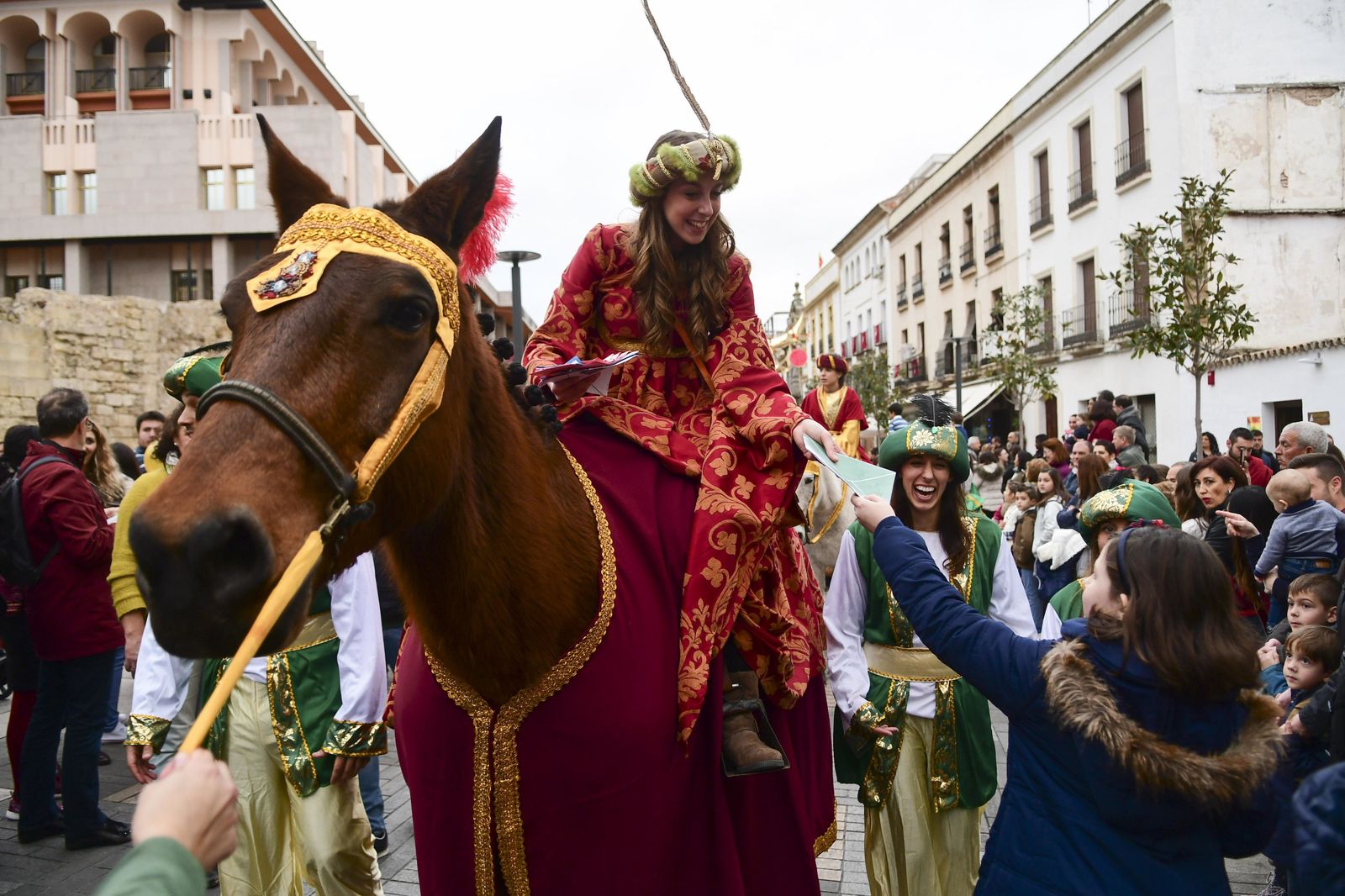 La Cartera Real recibe una misiva de una niña en el comienzo de su recorrido.