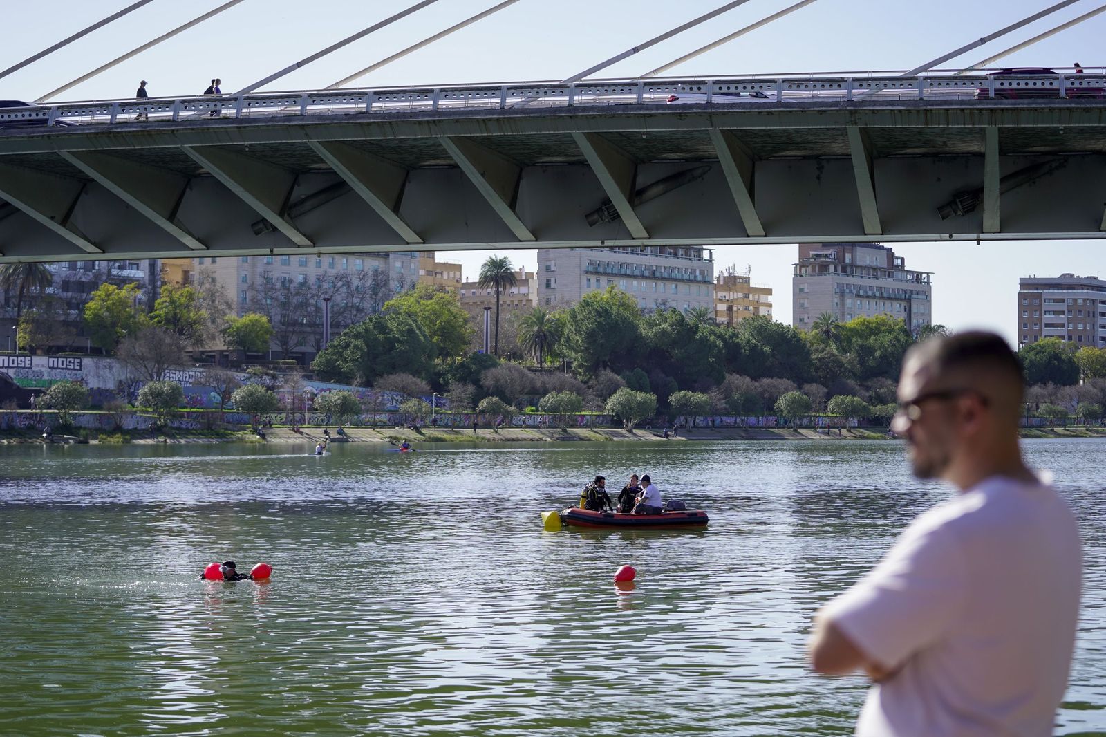 La limpieza solidaria del Guadalquivir en el Centro Náutico del Alamillo, todas las fotos