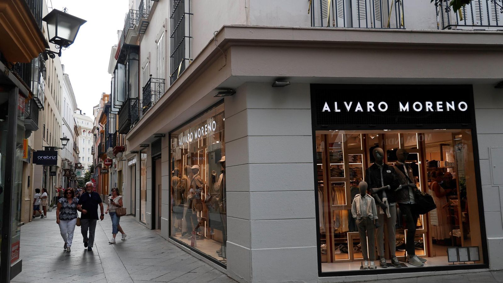 La firma Álvaro Moreno suma más de 70 tiendas en España. La firma Álvaro Moreno suma más de 70 tiendas en España.