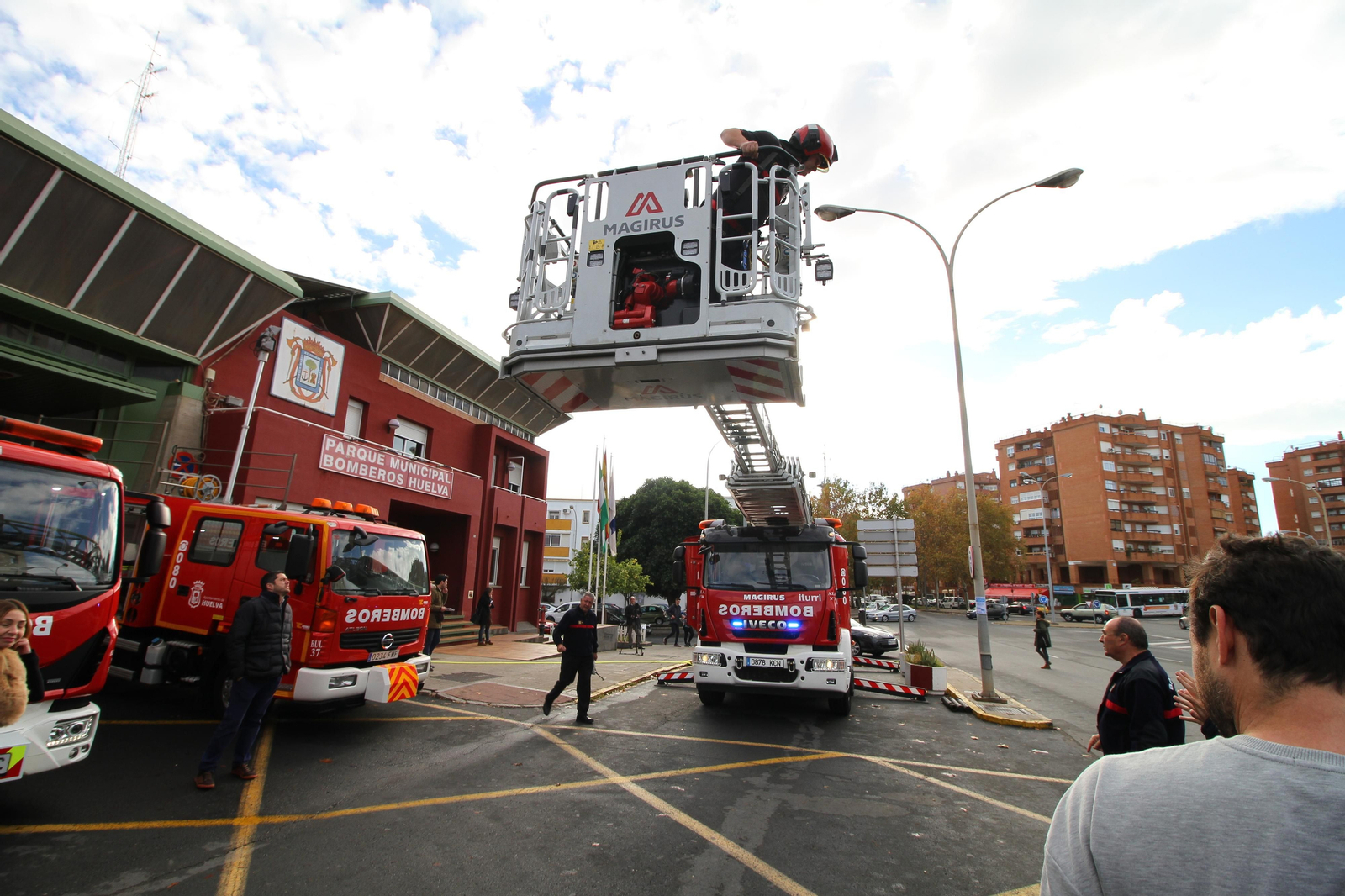 Imágenes de los nuevos vehículos con los que se moderniza la flota del Servicio de Extinción de Incendios del Ayuntamiento de Huelva.