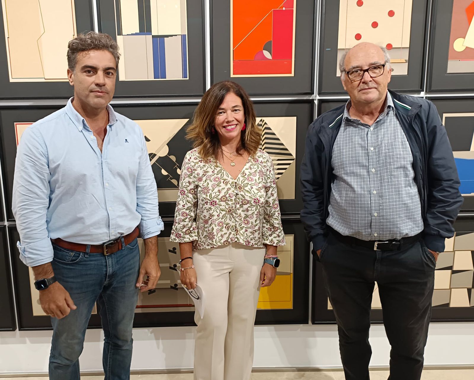 De izquierda a derecha, el presidente del Colegio de Aparejadores de Sevilla, José Manuel Flores, la vicepresidenta de la Fundación Aparejadores, Helena Ruiz, y el artista Pepe Barragán.