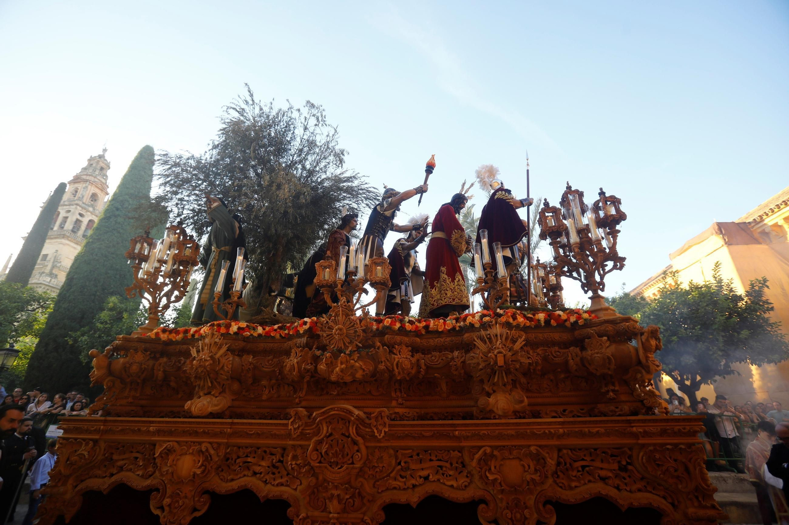 El Señor del Prendimiento, en el Patio de los Naranjos.