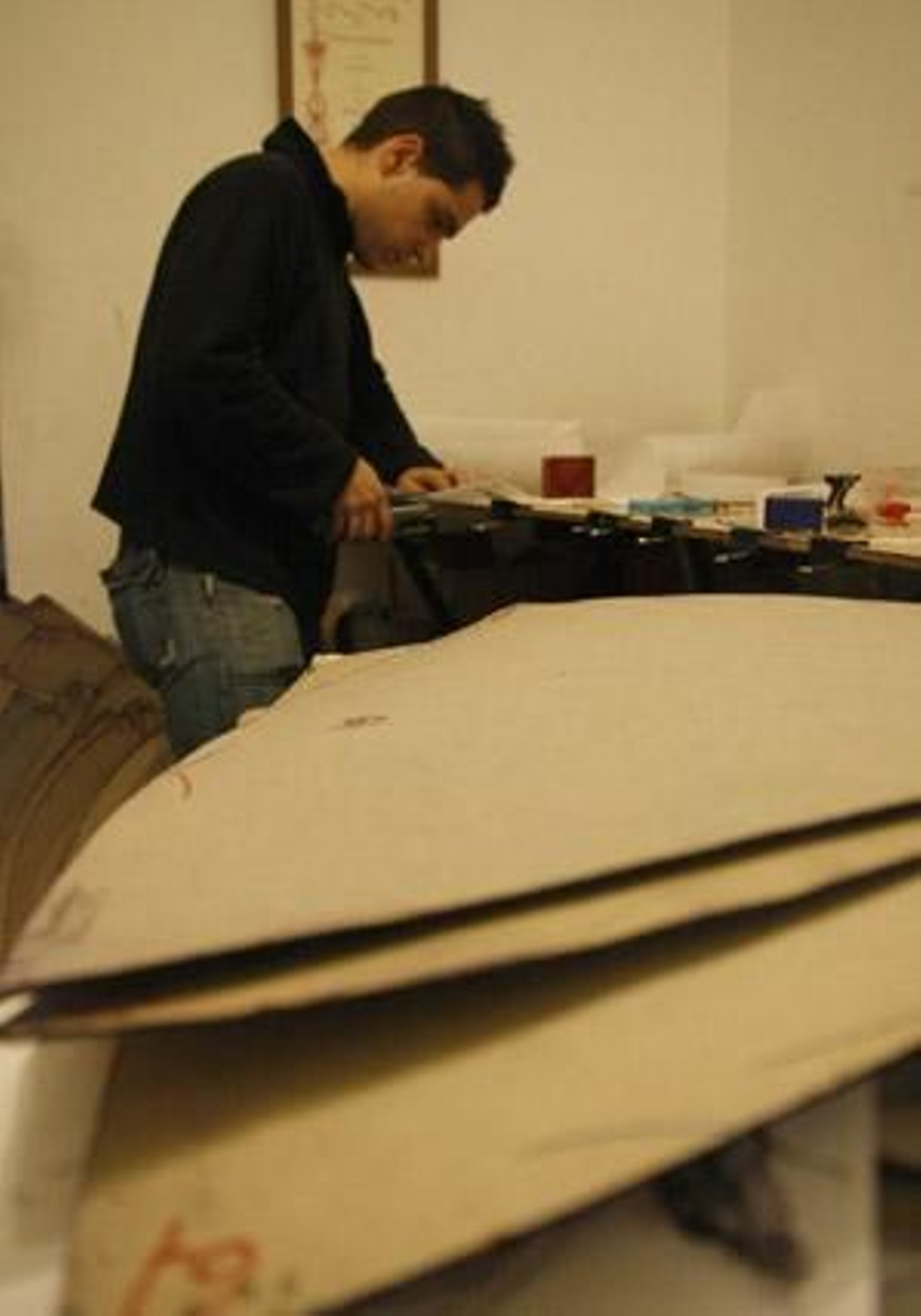 Un empleado corta el cartón. 

Foto: Fco. Lorca