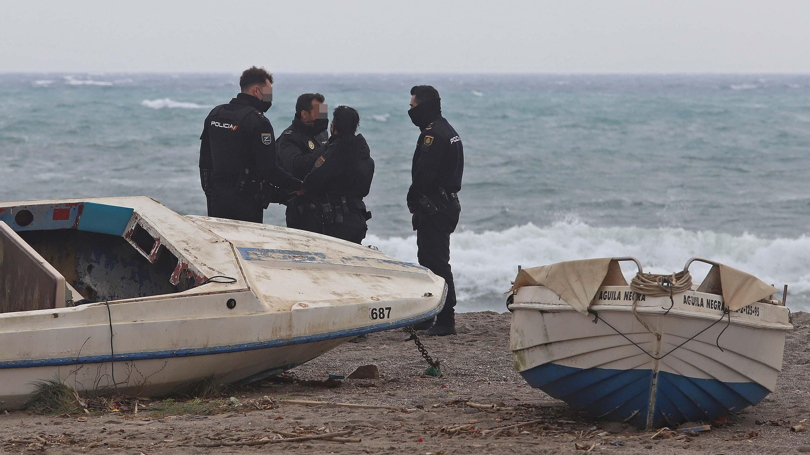 Busqueda de fardos de hachís en La Línea