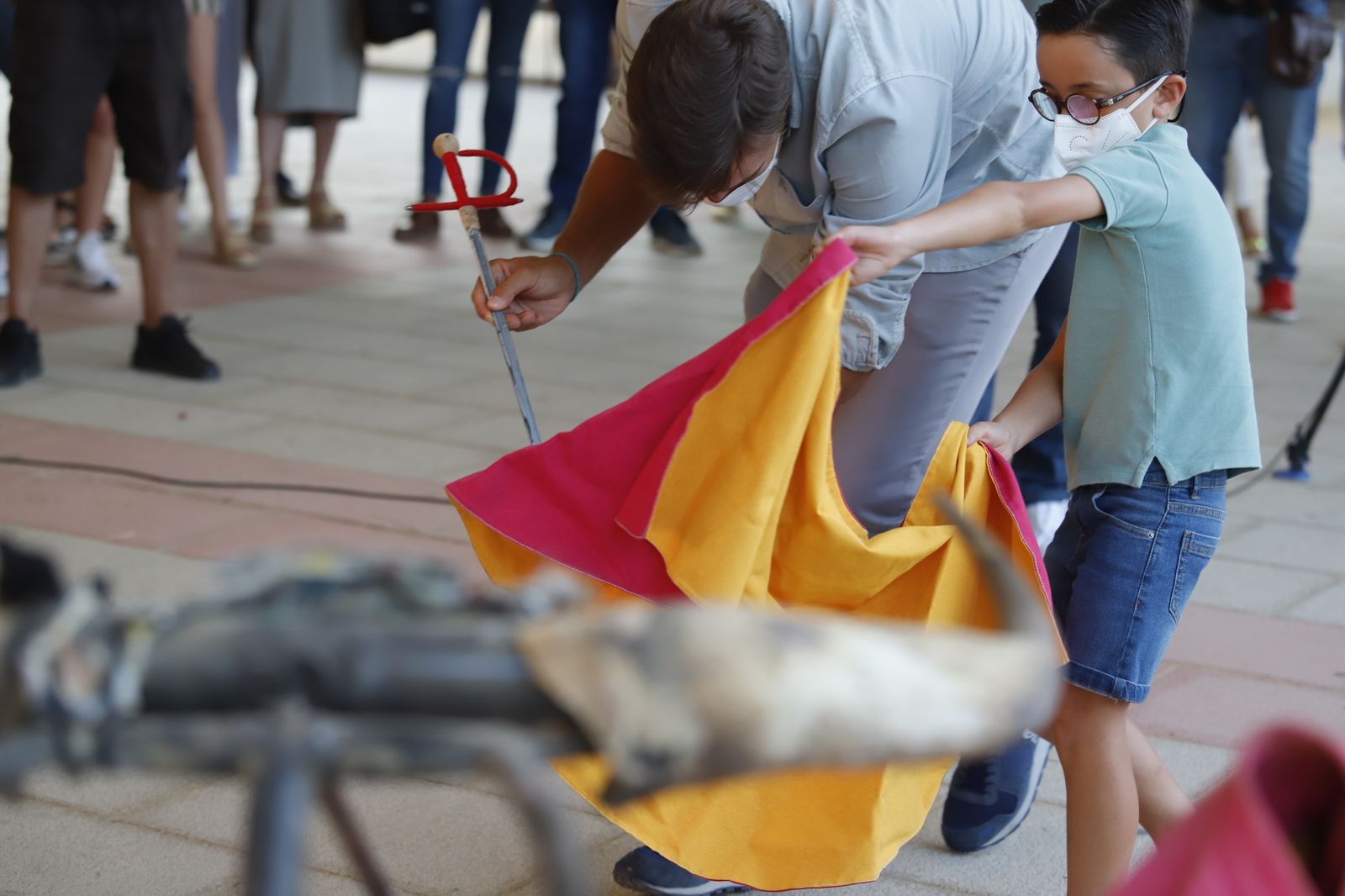 El diestro Daniel Luque lleva a cabo la 'Escuela de Toreo en las calles de Huelva'