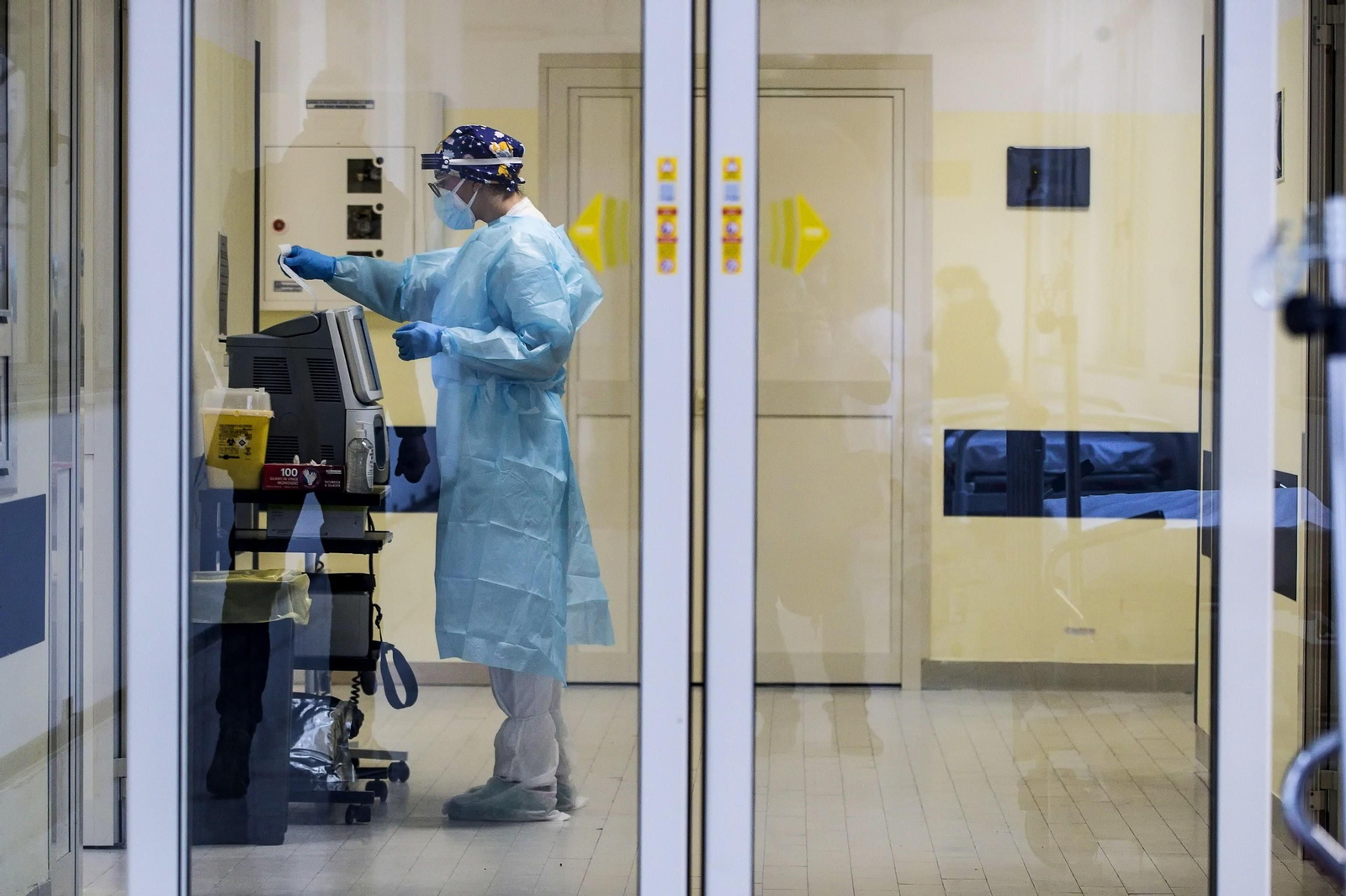 Una profesional sanitaria en la sala de emergencia de un hospital. Una profesional sanitaria en la sala de emergencia de un hospital.