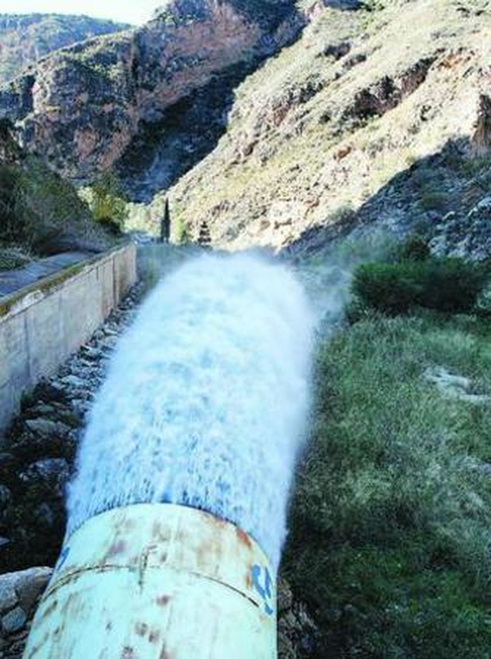 Detalle de una de las tuberías del pantano de Benínar.