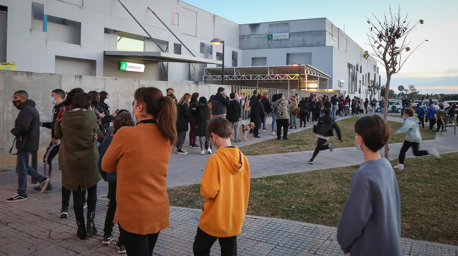 Colas en un centro de salud en el inicio de la vacunación infantil a mediados de diciembre.