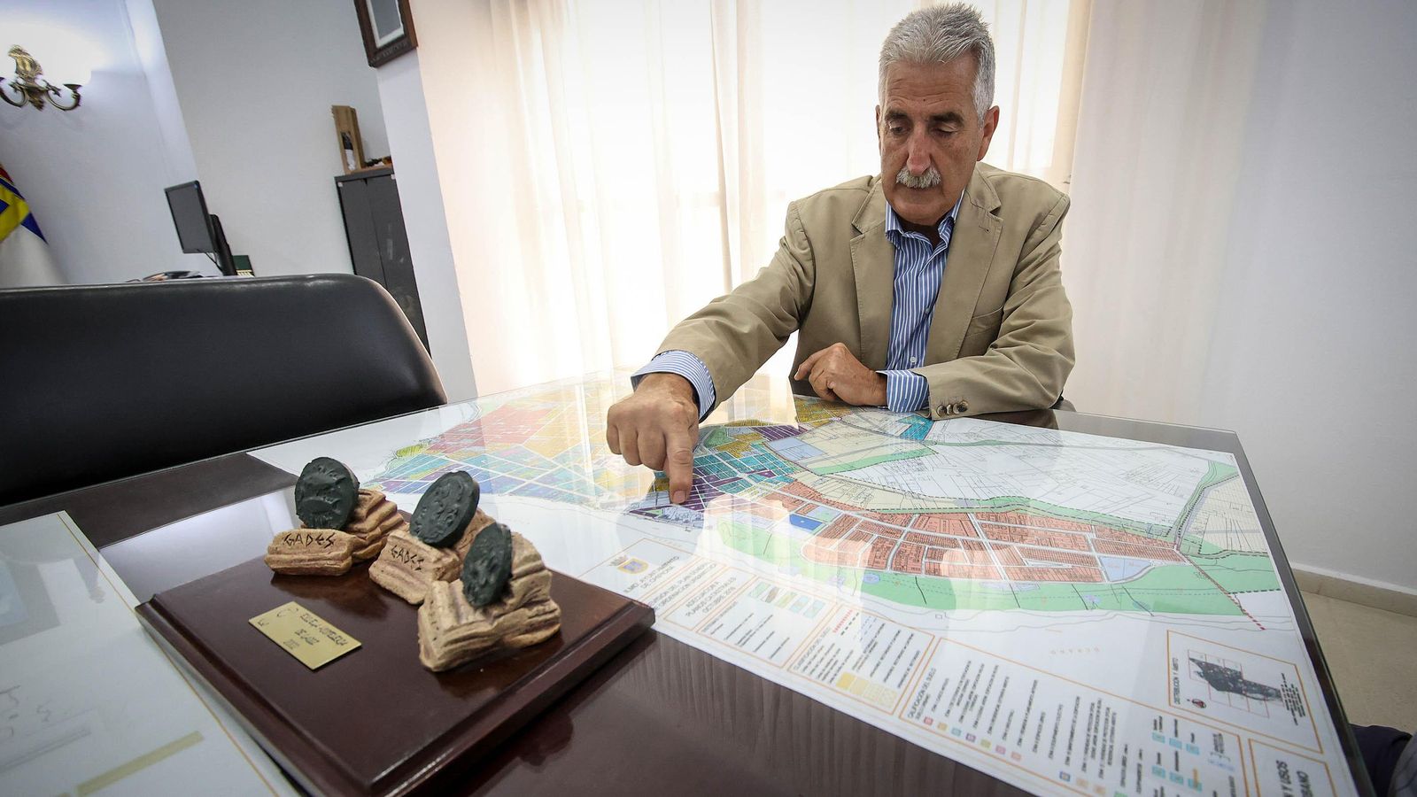 El alcalde de Chipiona, Luis Mario Aparcero, explicando el trazado del autobús urbano.