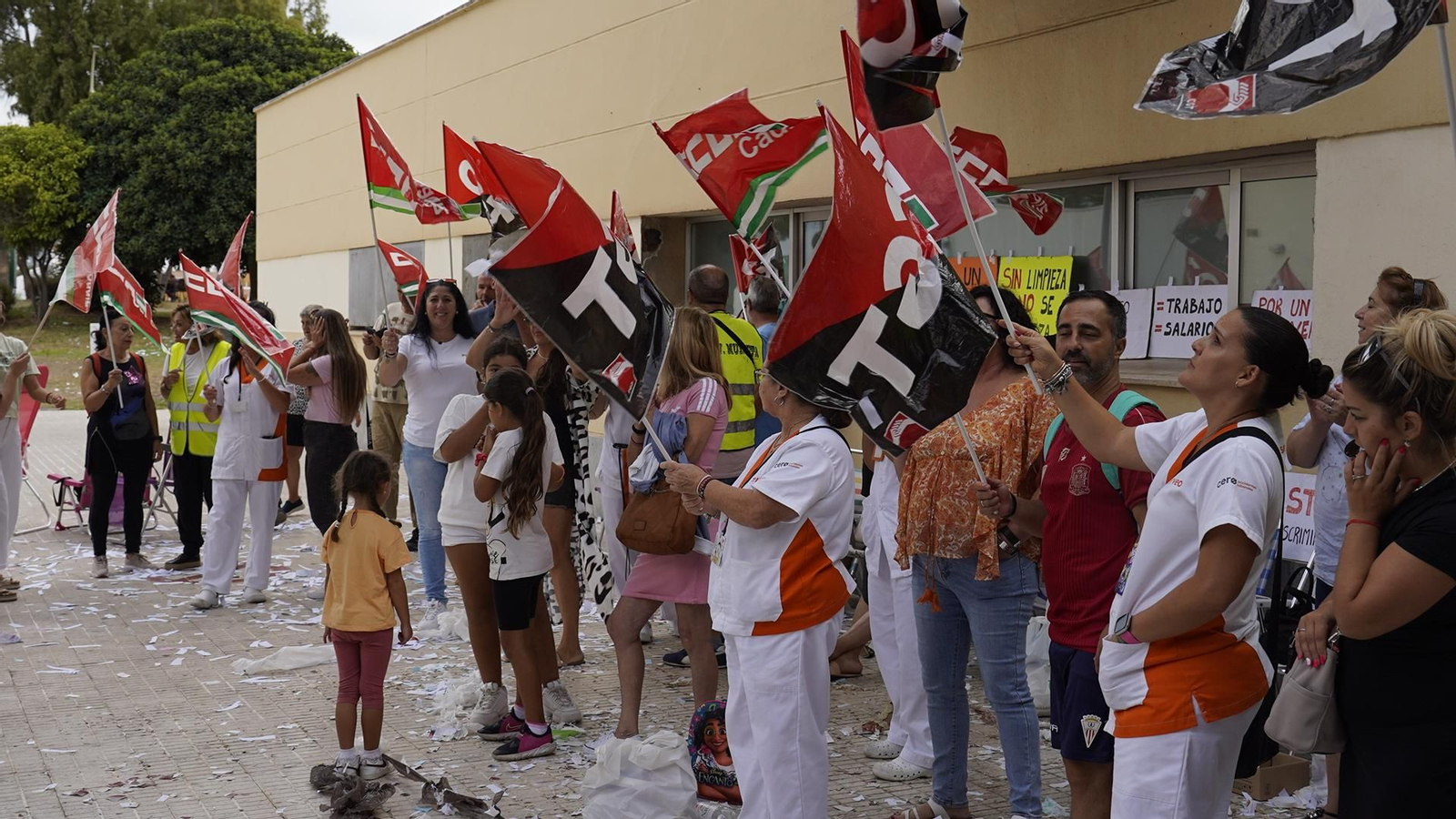 Fotos de la huelga de limpieza en el Hospital Punta de Europa de Algeciras