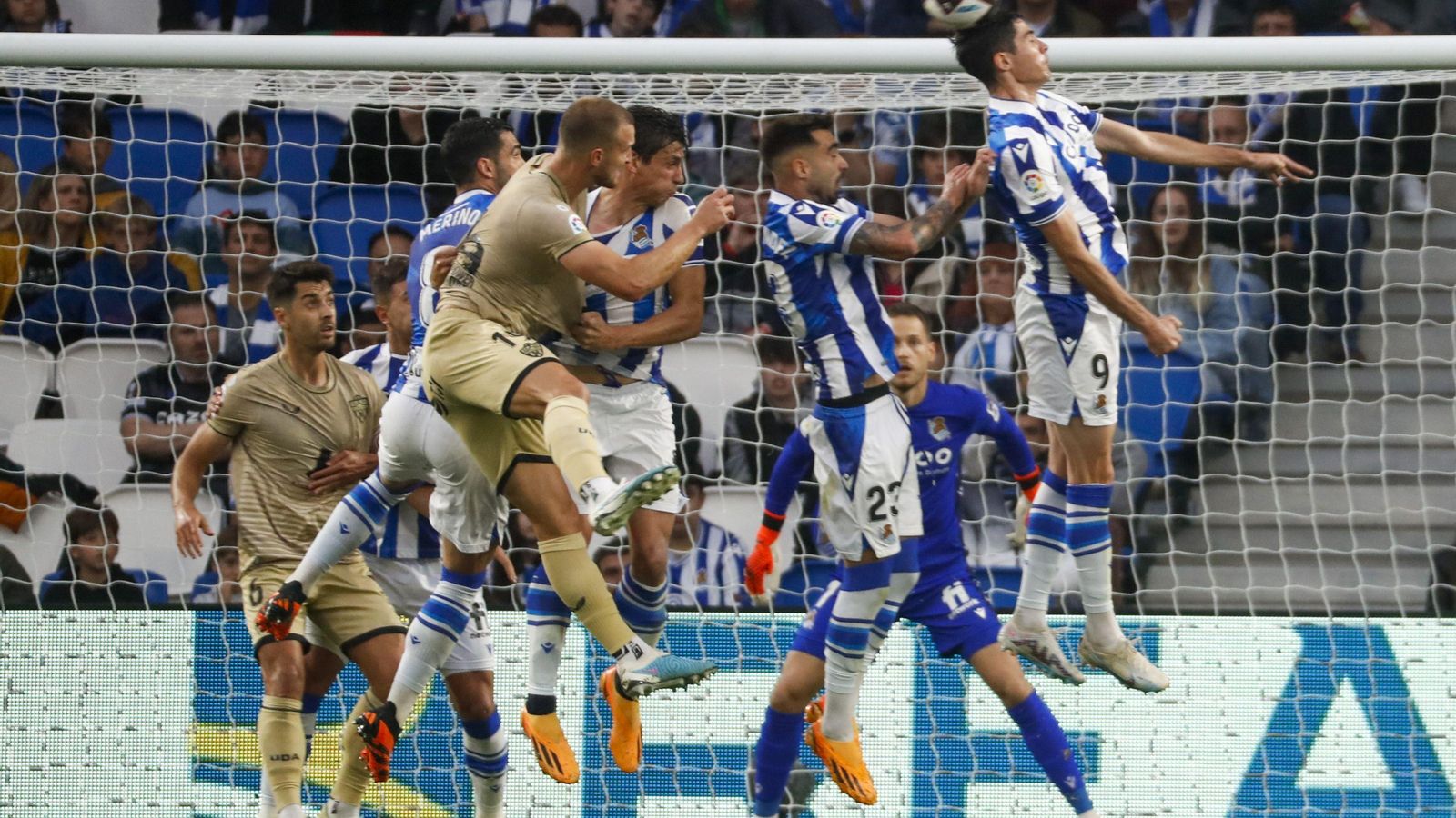 Ely intenta rematar de cabeza ante un muro de jugadores donostiarras