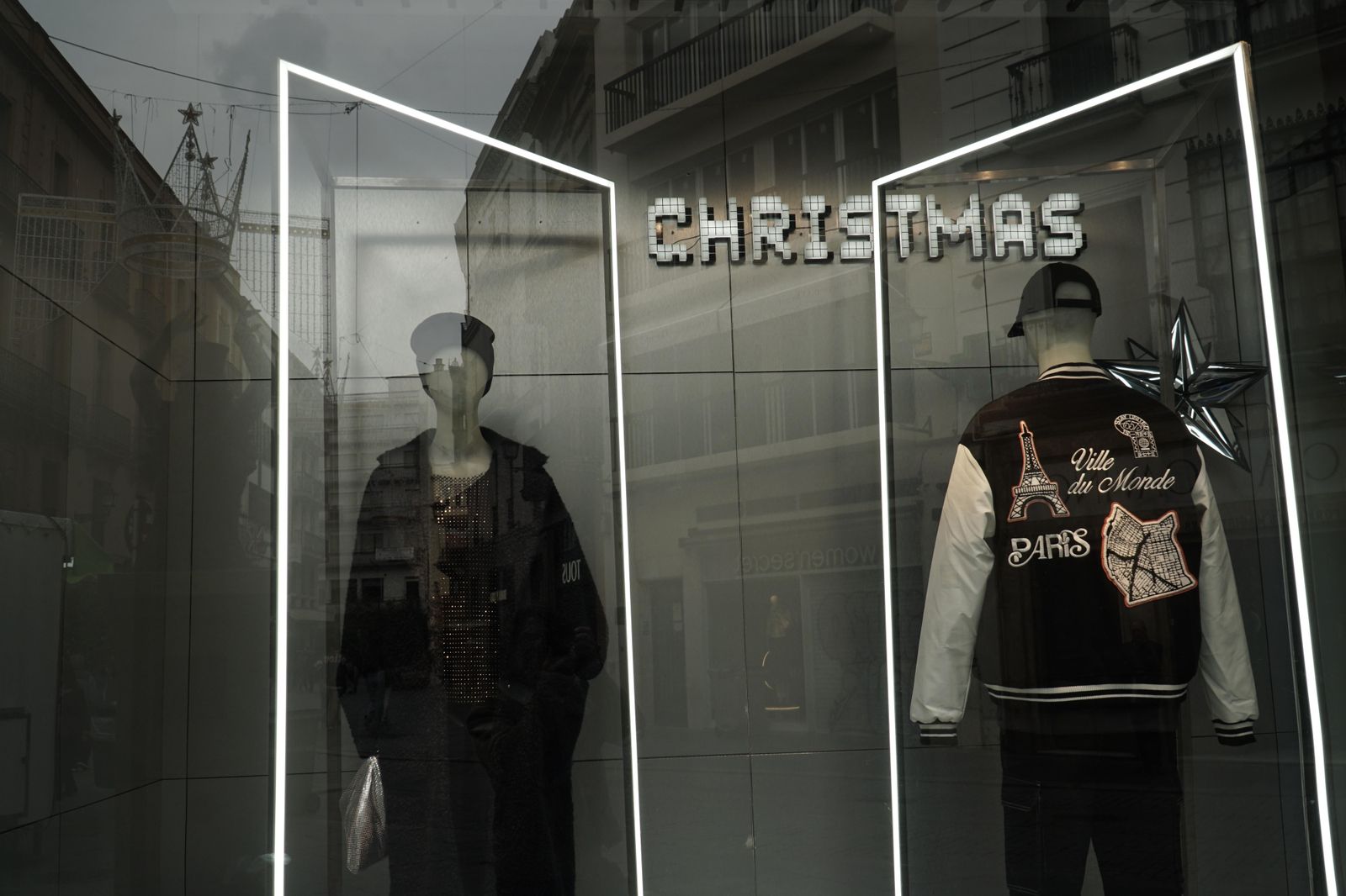 Adornos navideños en los escaparates