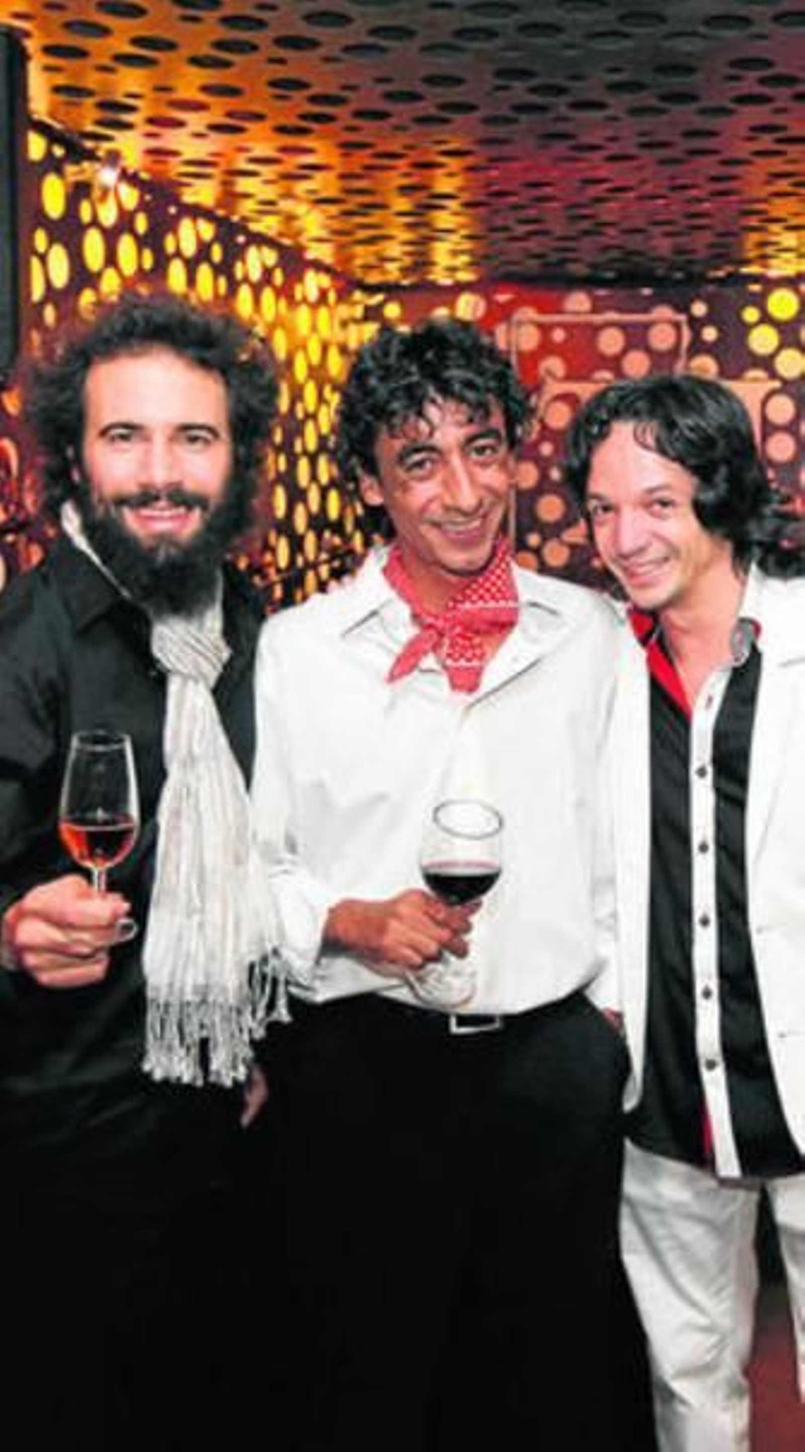 Imagen de Los Delinqüentes junto a Tomasito.