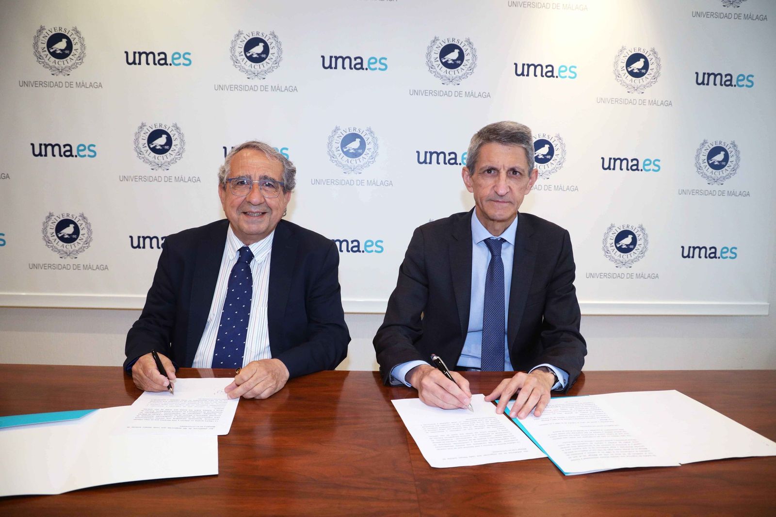 José Ángel Narváez y José Manuel Domínguez firman el acuerdo.