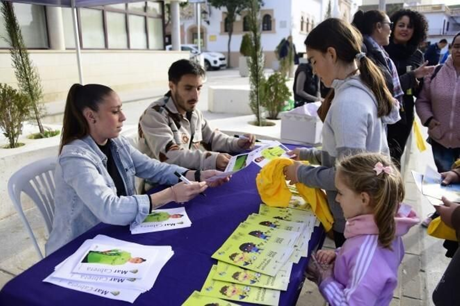 Mar Cabrera e Iza Carcelén firman autógrafos en San José del Valle.