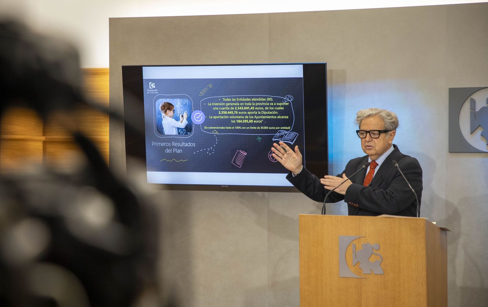 Salvador Fuentes, durante la presentación de las obras.