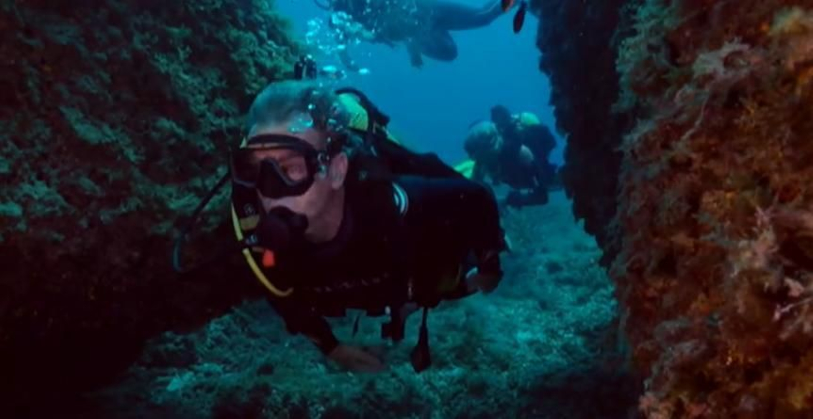 Fernando Simón en plena aventura de buceo con Jesús Calleja