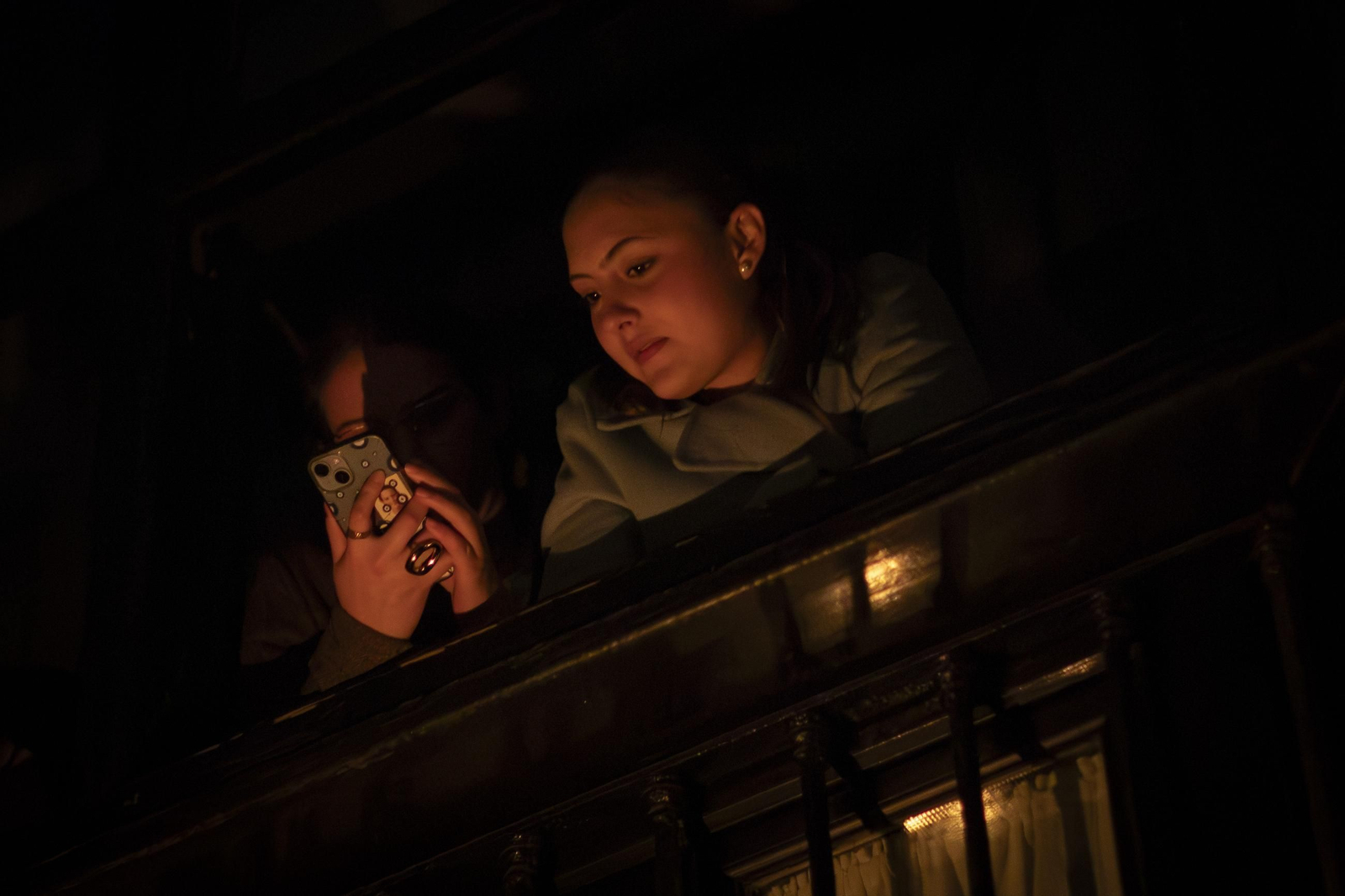Silencio y oscuridad: las mejores fotos de la procesión del Cristo de la Misericordia de Granada