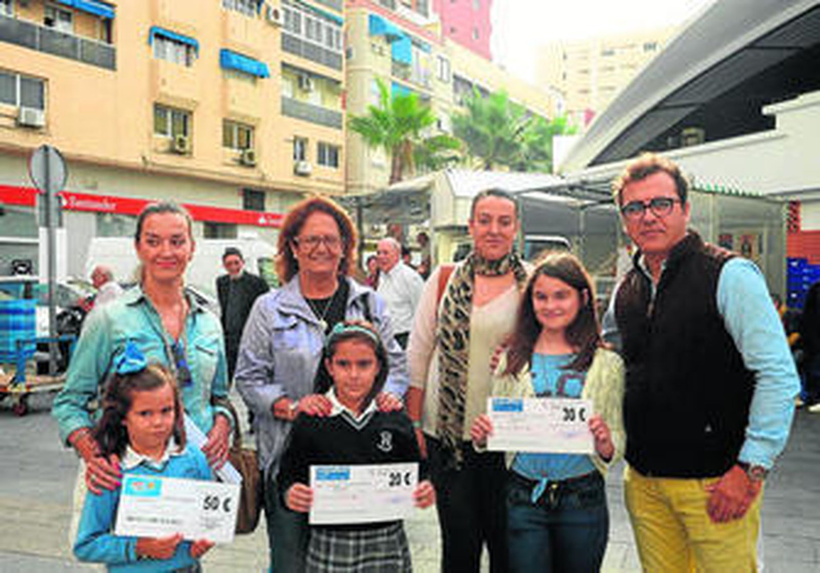 La ganadora del concurso y las finalistas, durante la entrega de los diplomas.