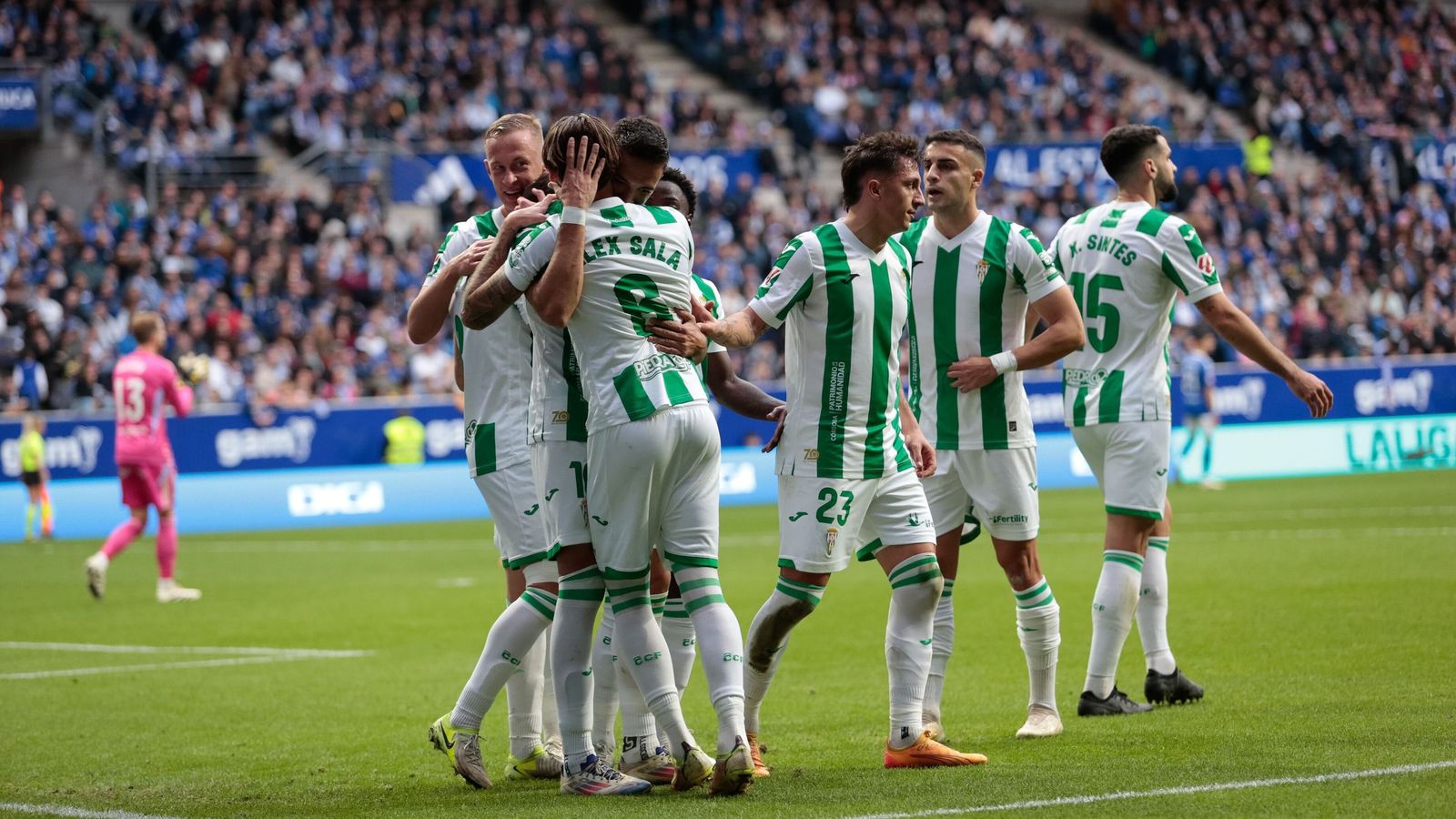 Los jugadores del Córdoba celebran uno de sus tres goles anotados en Oviedo el curso pasado.