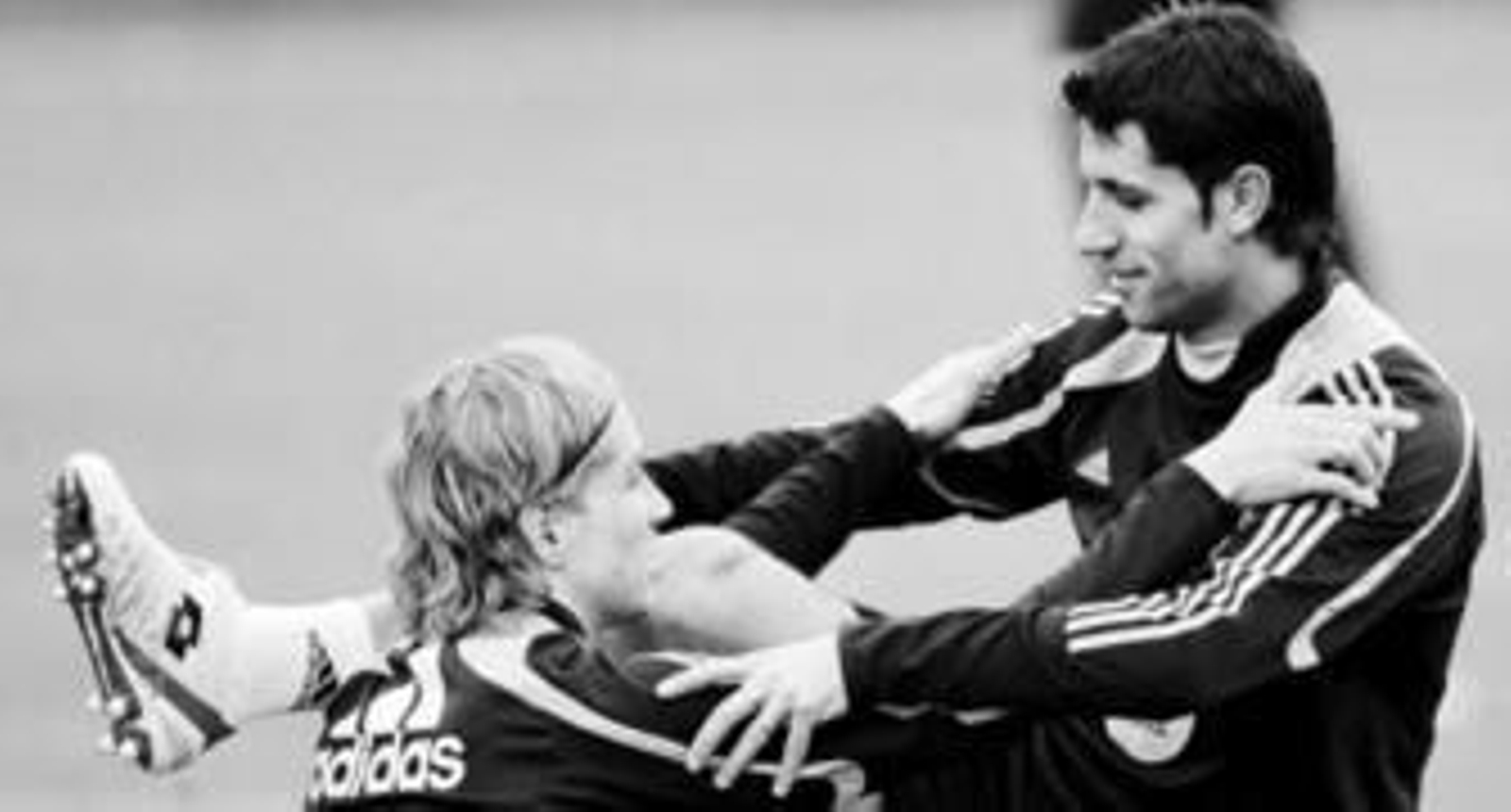 Capdevila realiza unos estiramientos junto a Fernando Torres durante el entrenamiento de ayer.