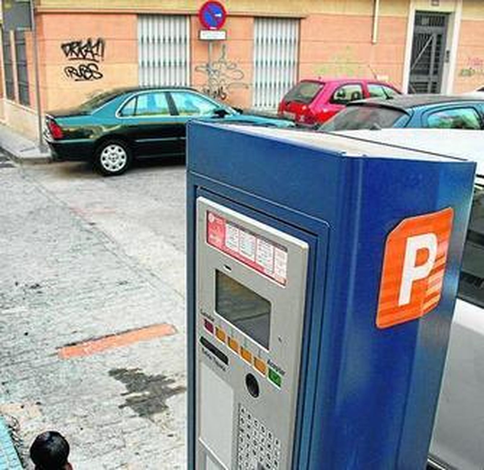 Nuevo parquímetro en el centro, en una calle regulada por la zona naranja.